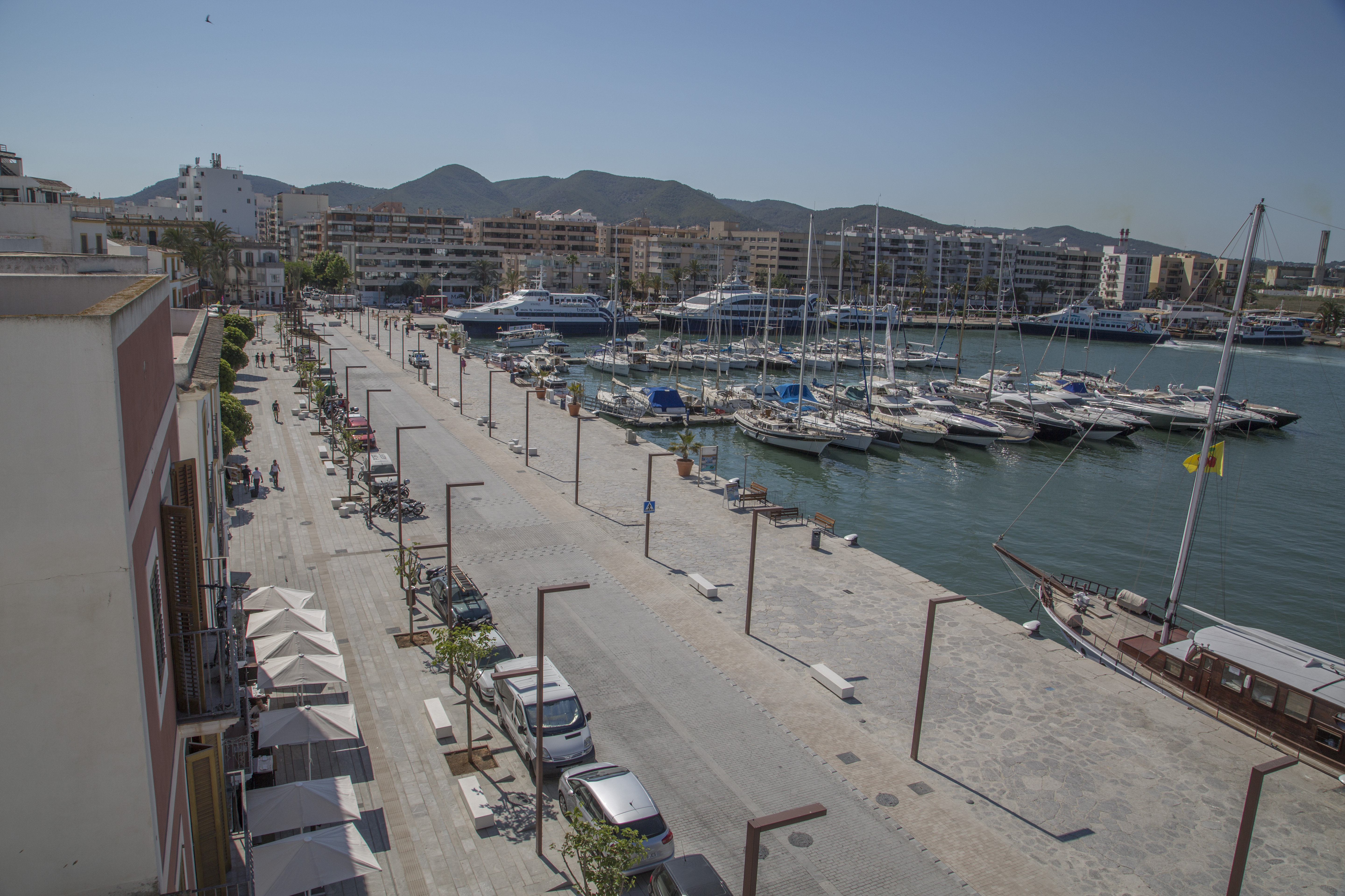 La APB levanta la barrera del paseo de la Marina del puerto de Eivissa y permite el aparcamiento de vehículos hasta marzo