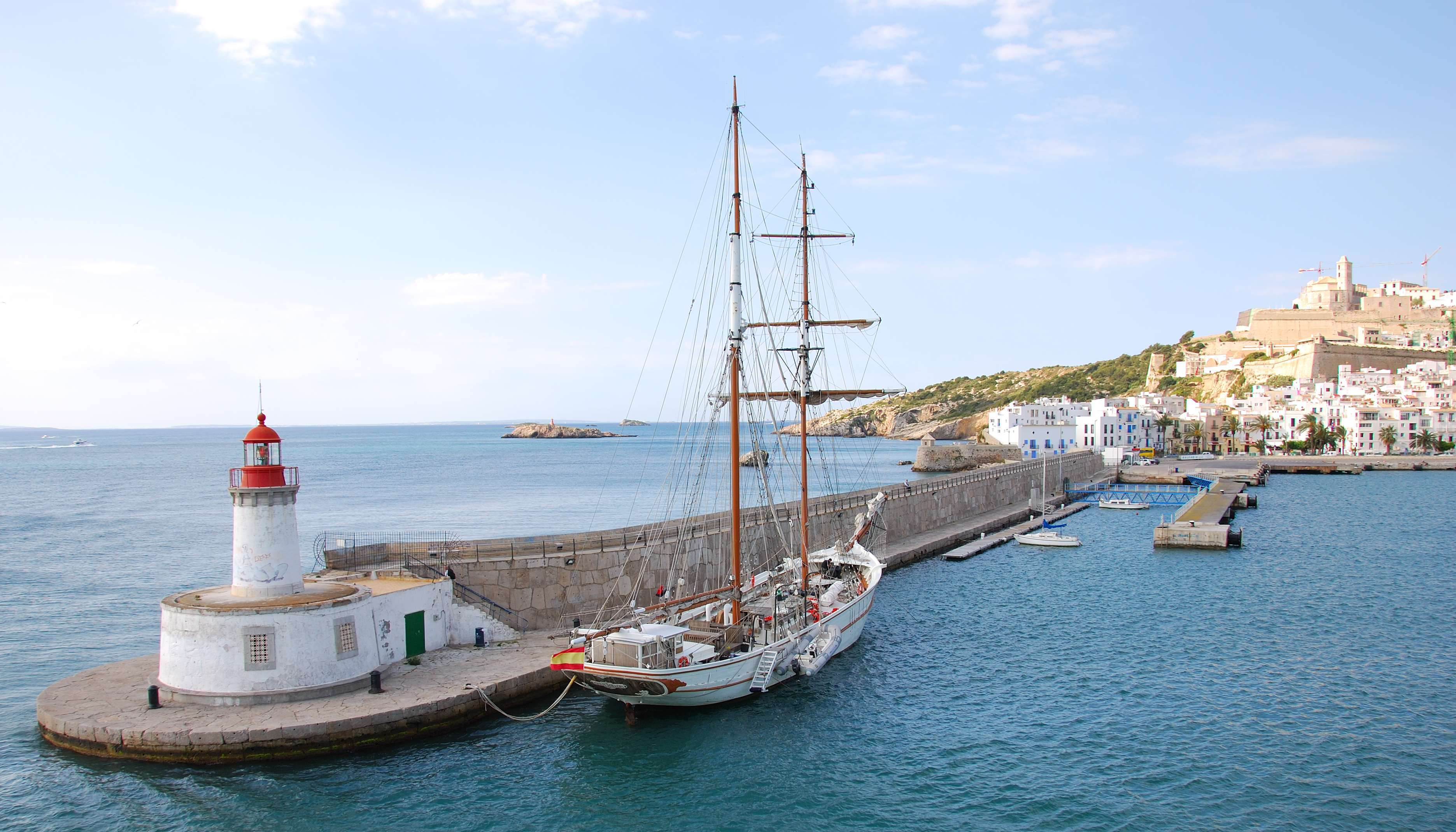 Die Hafenbehörde der Balearen (APB) schreibt die strukturellen Verbesserungsarbeiten „der Mauer“ im Hafen von Ibiza aus
