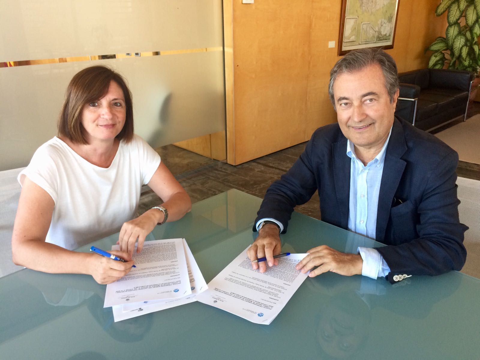 Der Inselrat von Menorca und die APB haben eine Absichtserklärung über den Straßenzugang zu Cós Nou von der Autobahn aus La Mola unterzeichnet
