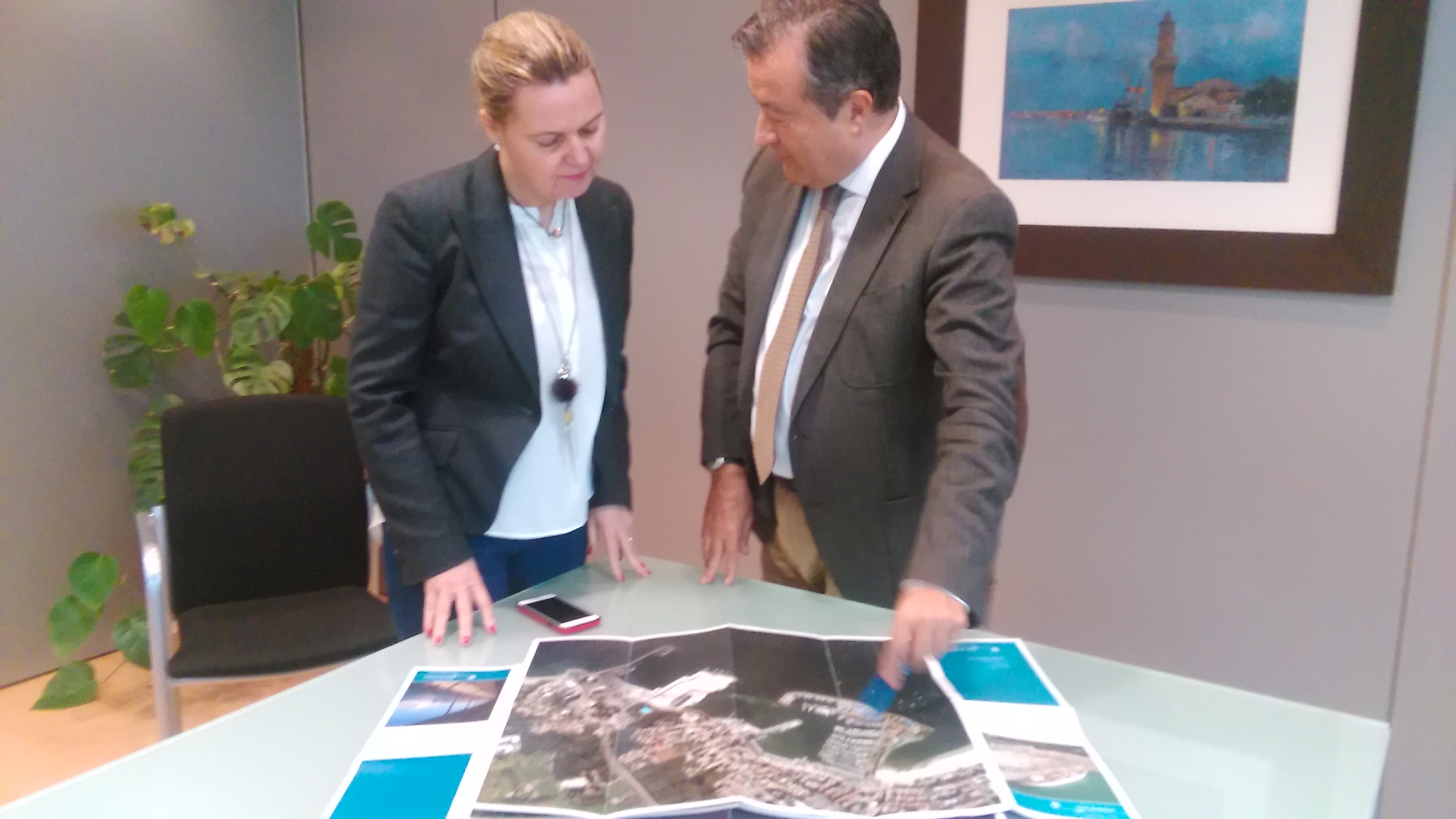 La delegada del Govern, Maria Salom, visita l'Autoritat Portuària de Balears