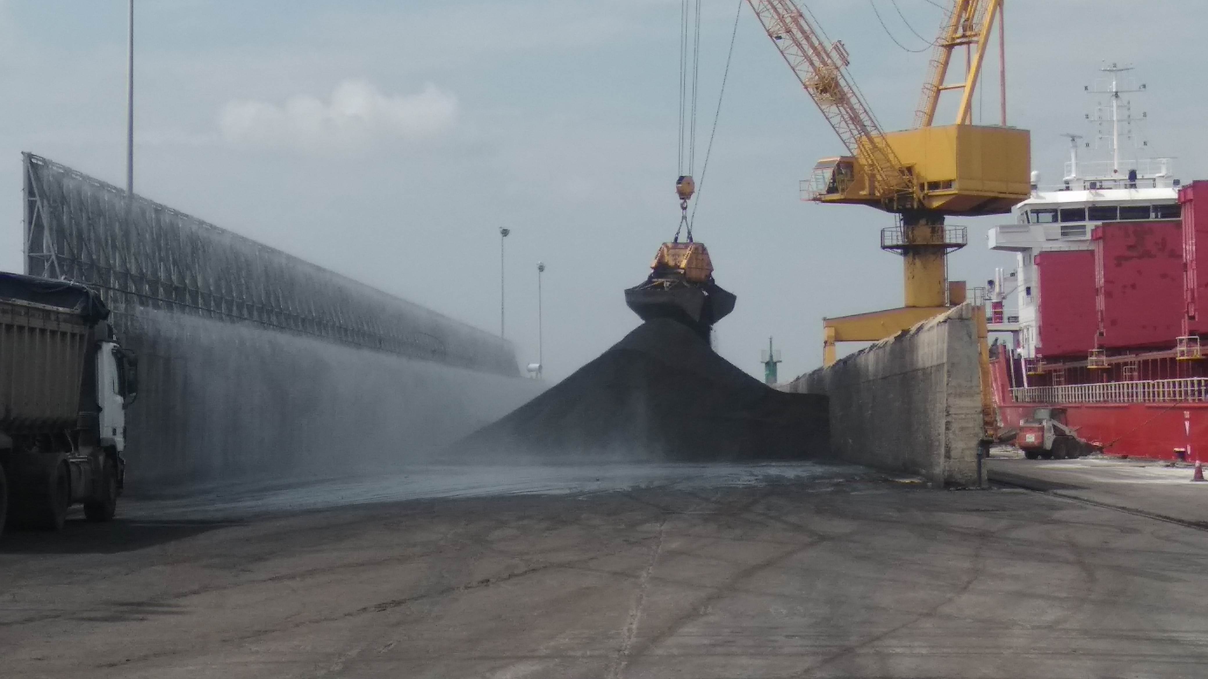 La APB coloca una trampa para el carbón en suspensión en el puerto de Alcúdia como medida medioambiental de control de la calidad del aire