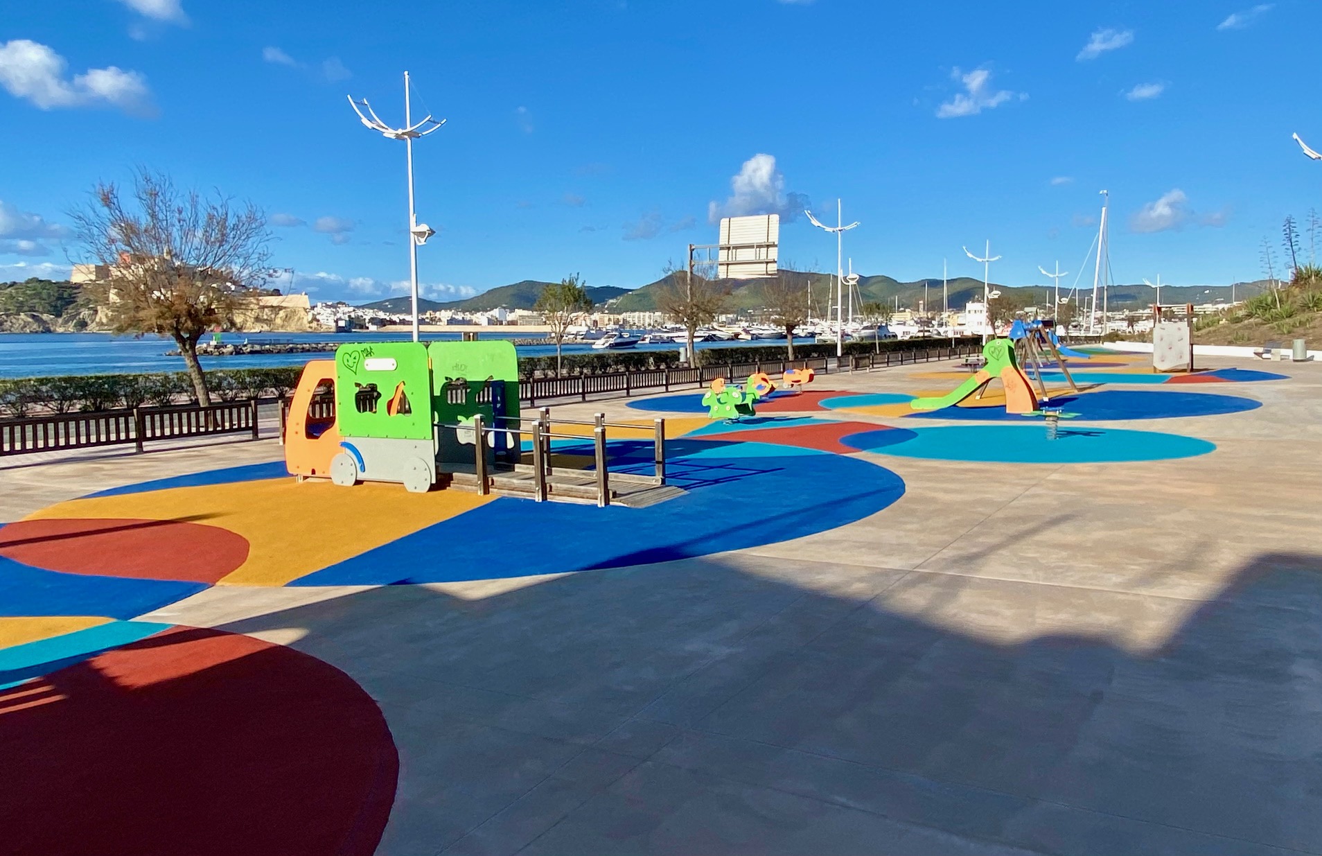 La APB renueva el pavimento del parque infantil del Botafoc en el puerto de Eivissa