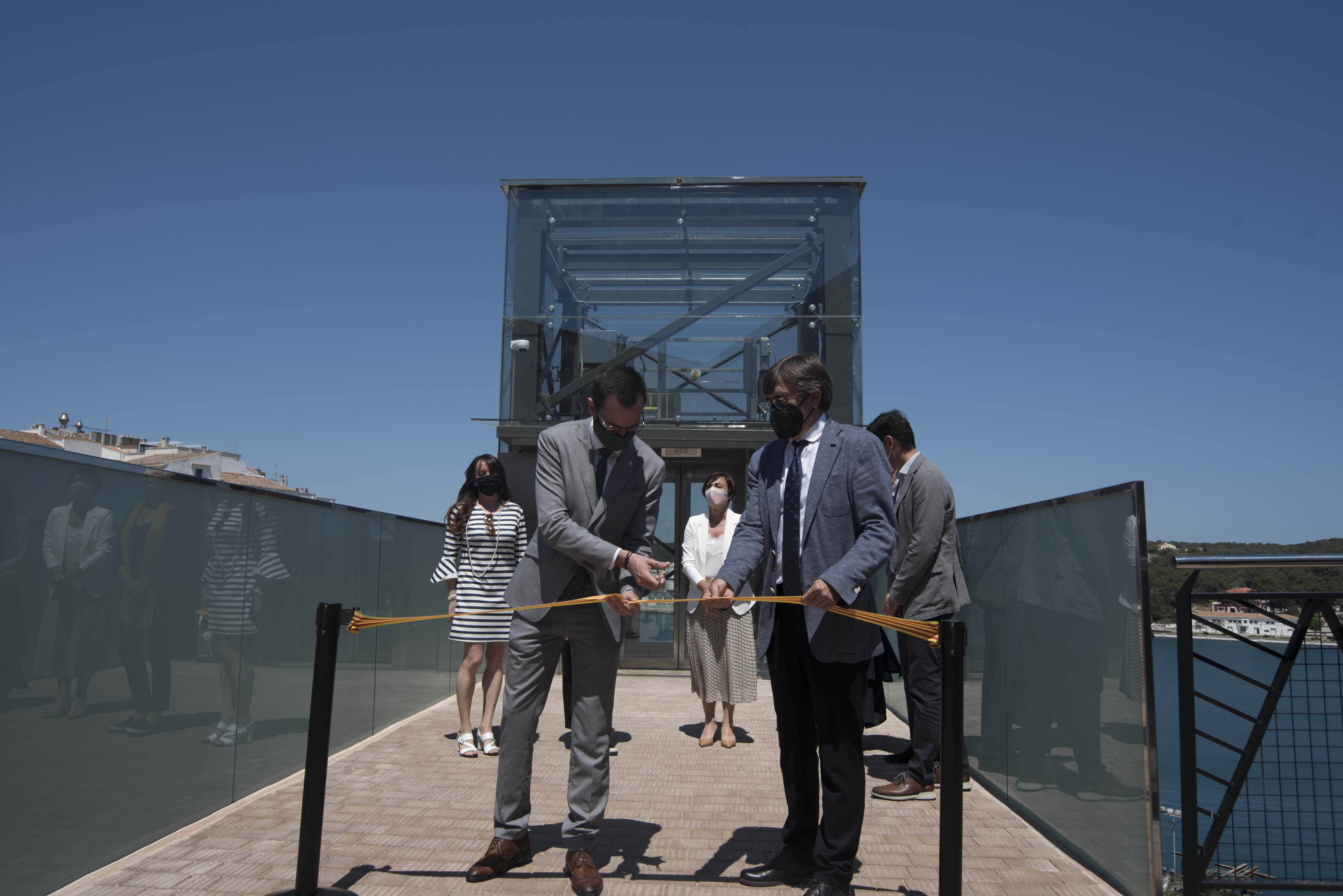 A lift installed by the APB and the Town Council will improve pedestrian accessibility at Costa de ses Voltes in the port of Maó