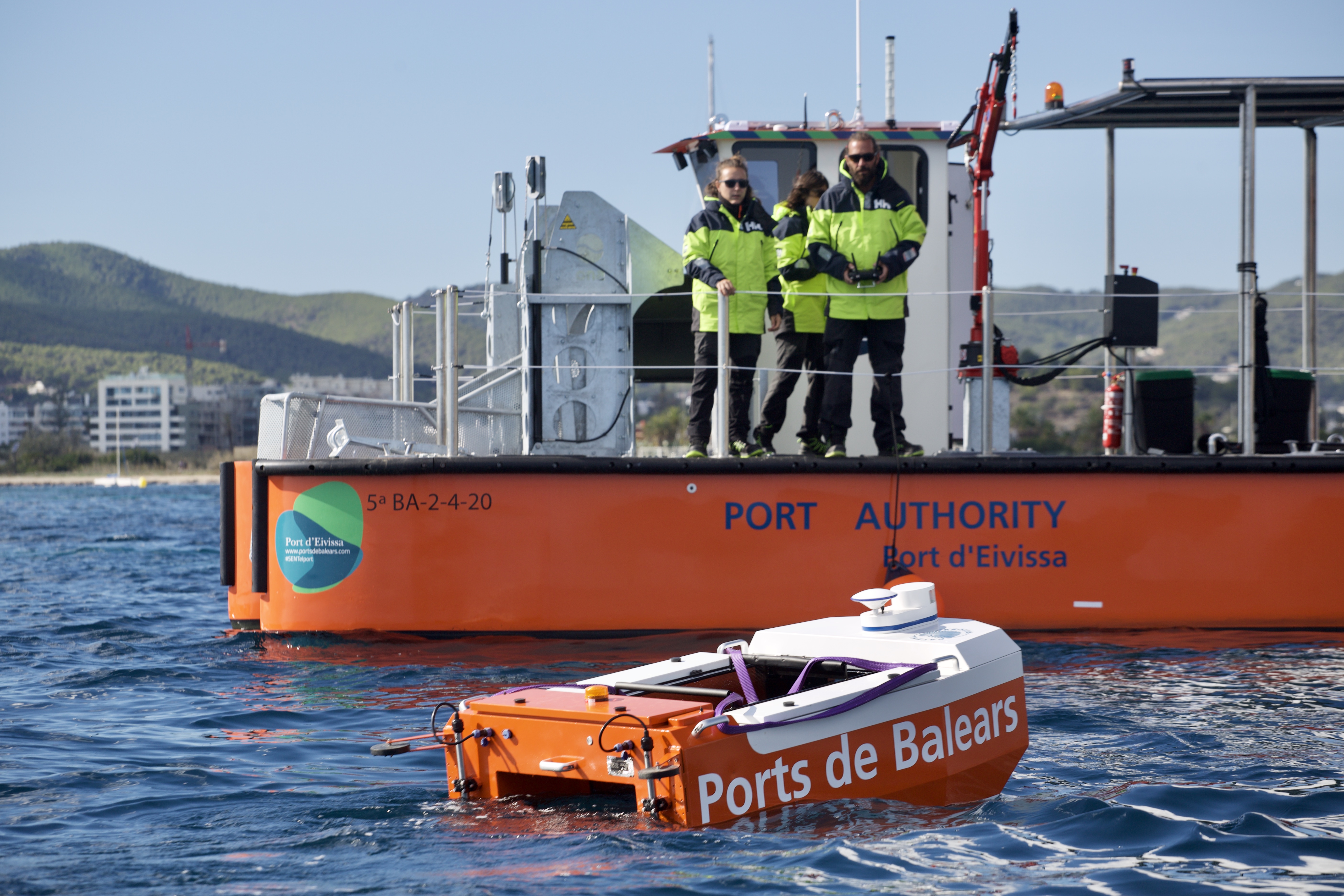La APB presenta el pionero dispositivo de recogida de residuos marinos de los puertos de Eivissa y la Savina