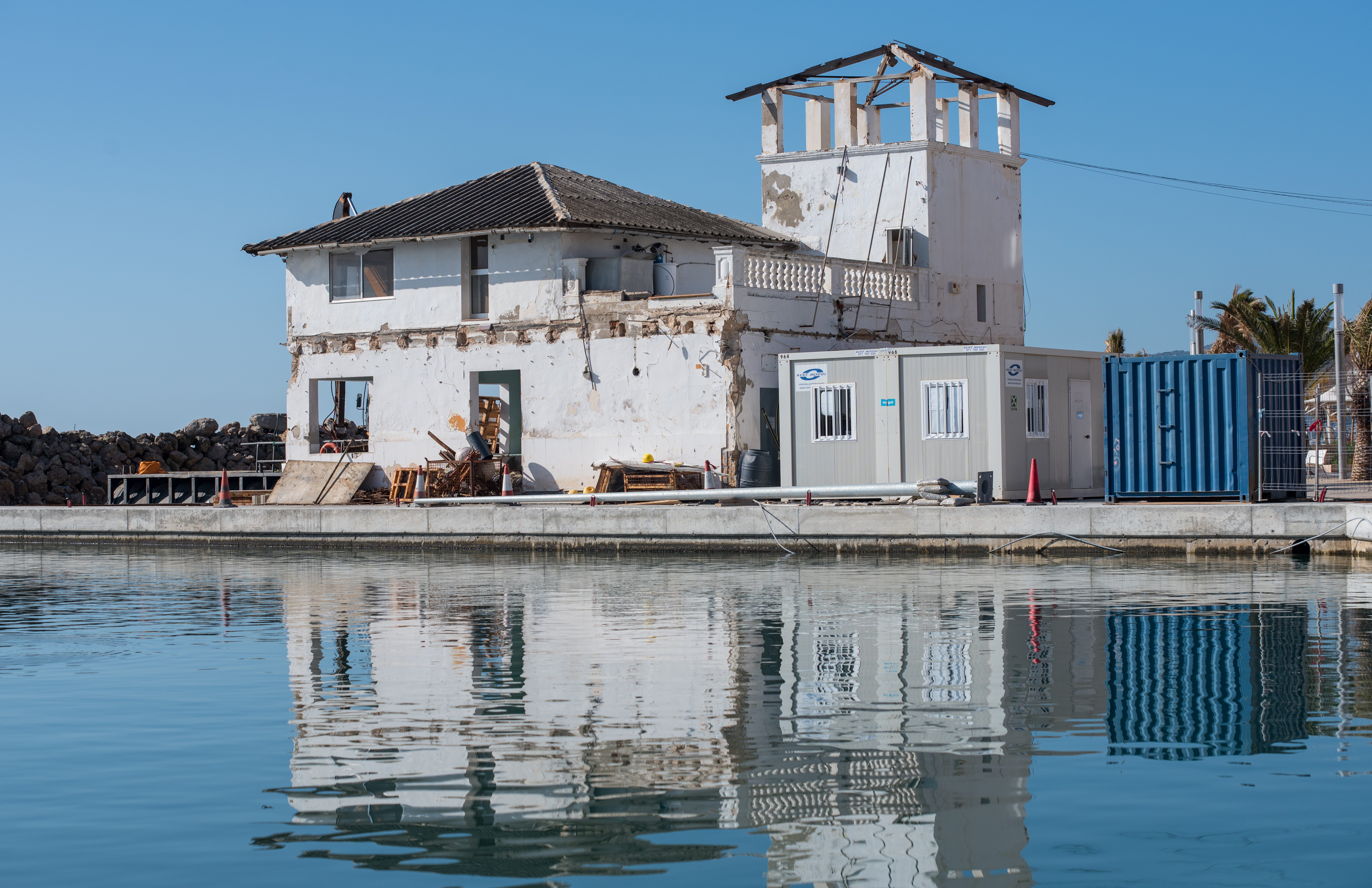 Die Sanierungsarbeiten für das Gebäude des Sporthafens von Molinar de Levante beginnen