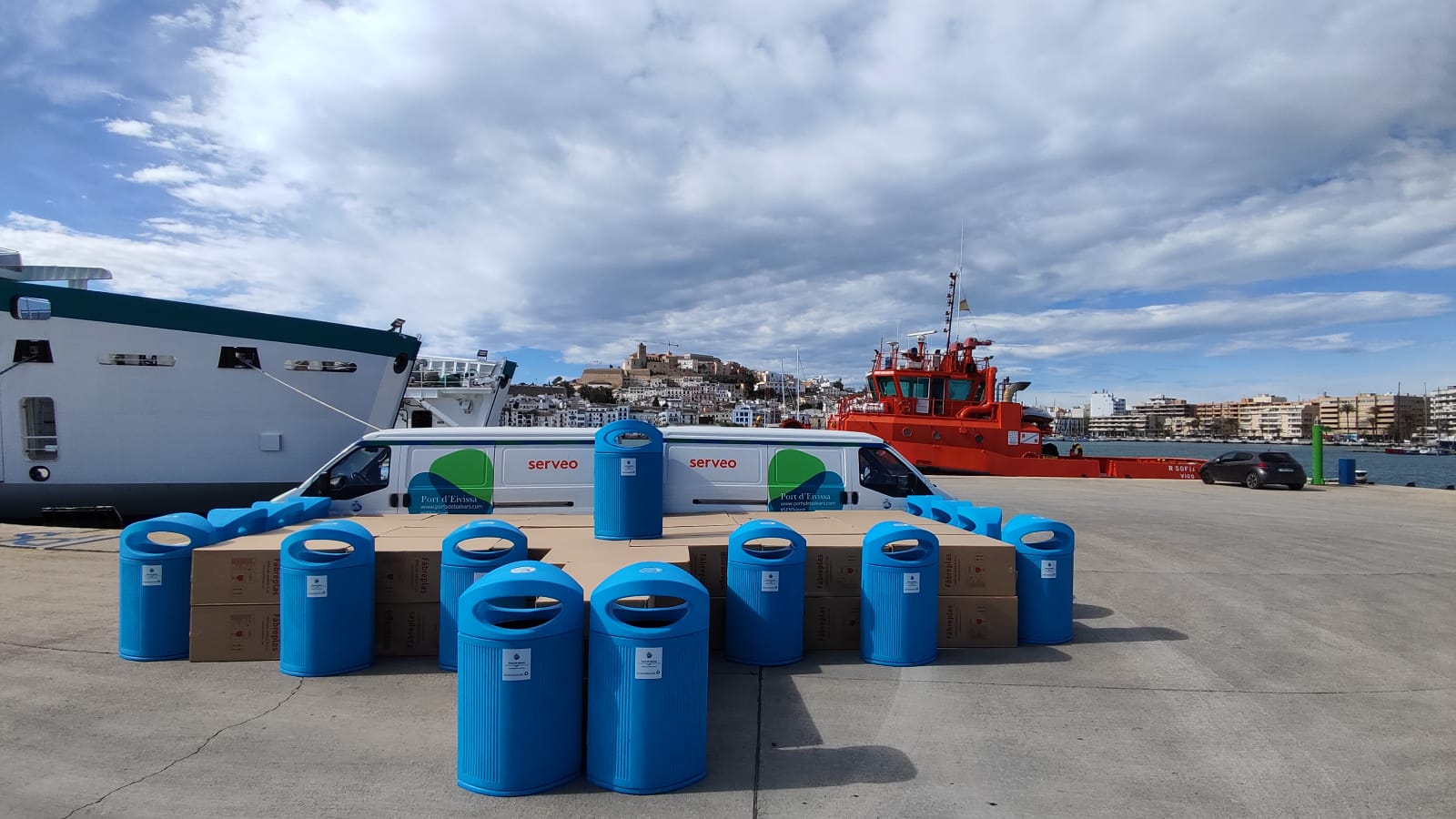 Die APB stellt 75 Abfallbehälter aus recycelten Fischernetzen im Hafen von Eivissa auf