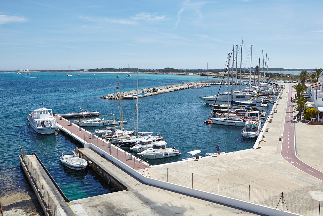 The APB puts temporary operation of a dock for smaller boats at the Port of La Savina out to tender