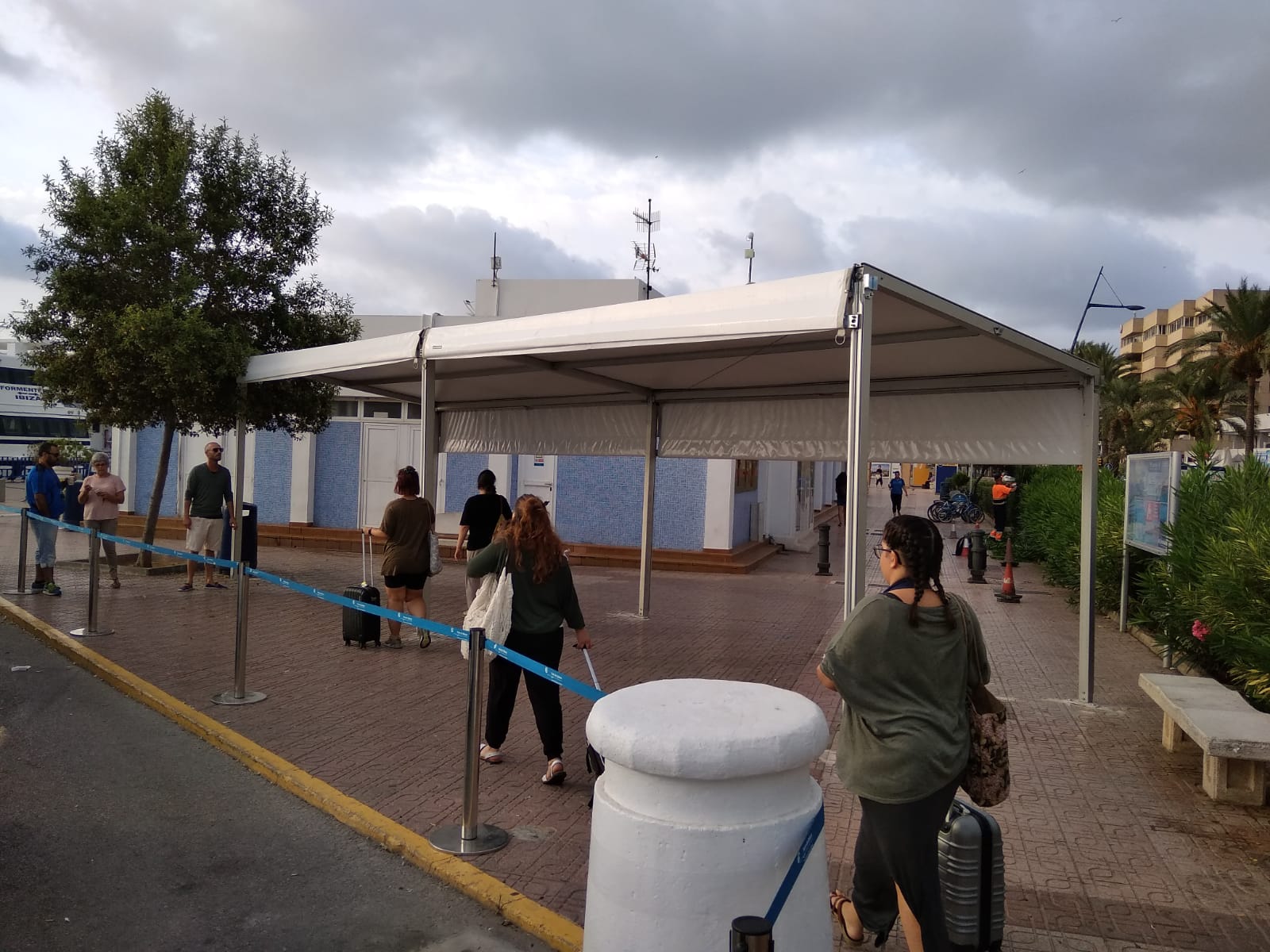 THE PORT AUTHORITY OF THE BALEARIC ISLANDS INSTALLS PORTABLE AWNINGS AT THE PORTS OF IBIZA AND LA SAVINA