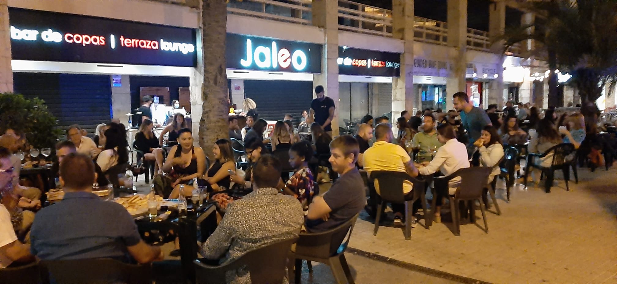 The APB informs outdoor cafés, bars and restaurants on the Palma seafront promenade that they must close at one o'clock in the morning