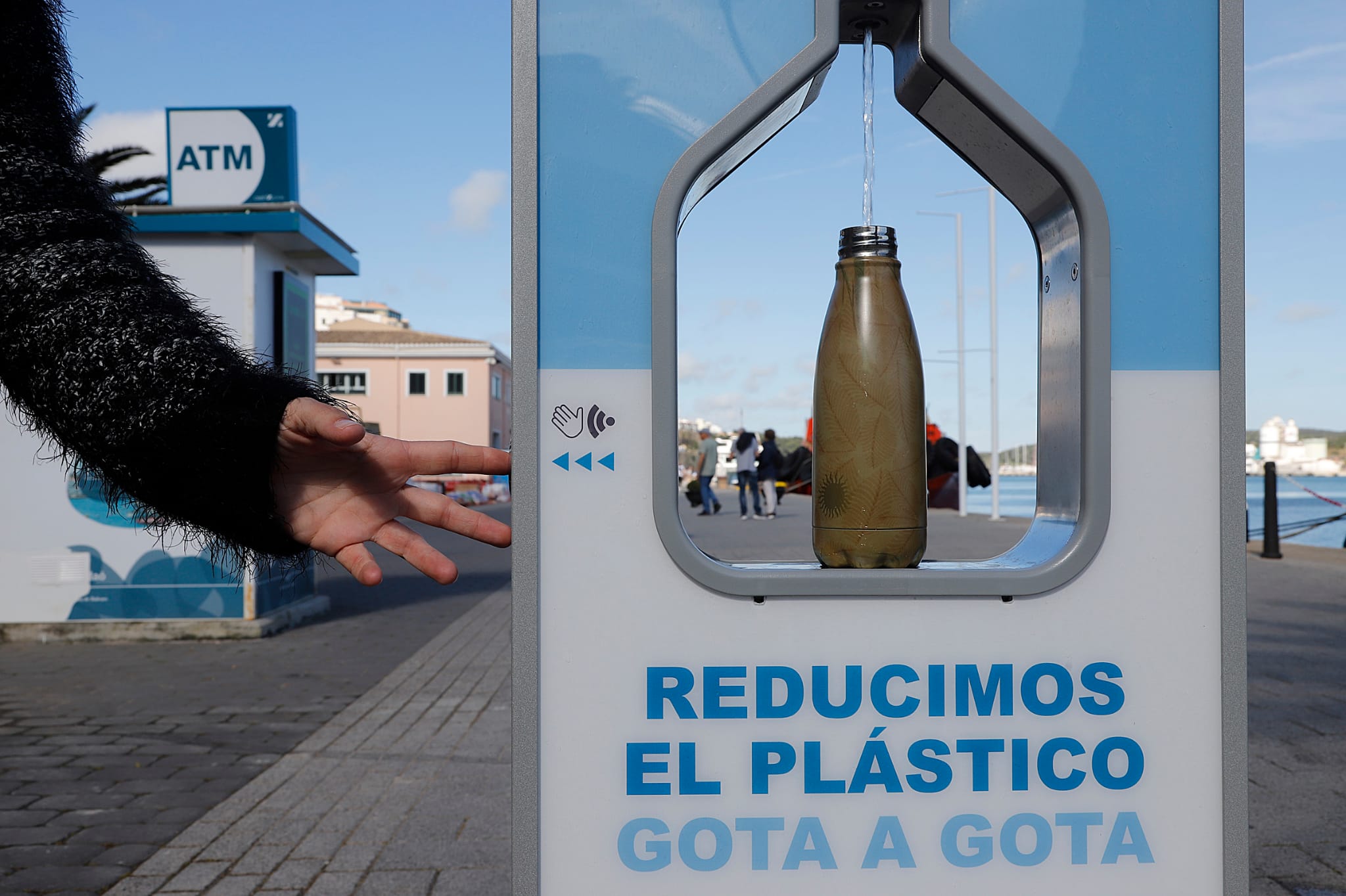 L'Aliança Menorca Sense Plàstic finança la instal·lació d'una font d'aigua filtrada al port de Maó per reduir el consum de botelles de plàstic