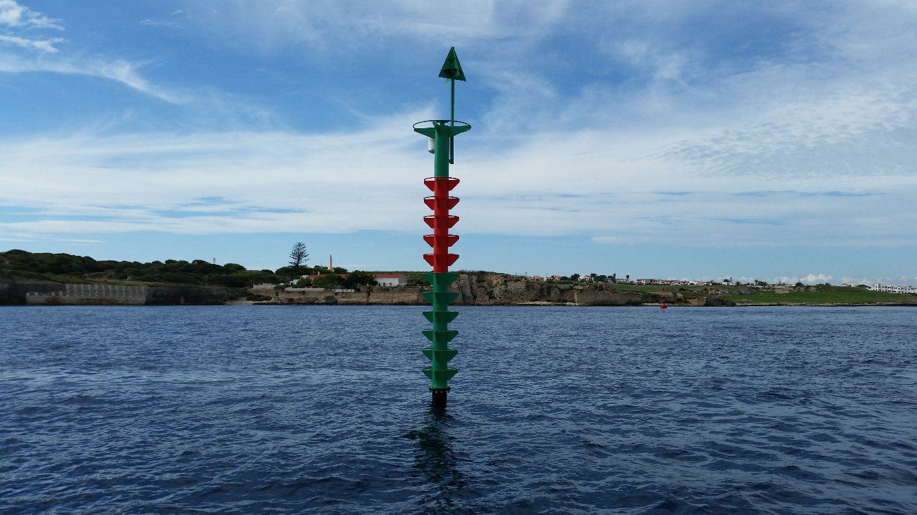 A new articulated grouper buoy signposts deep scant zones at Maó port channel