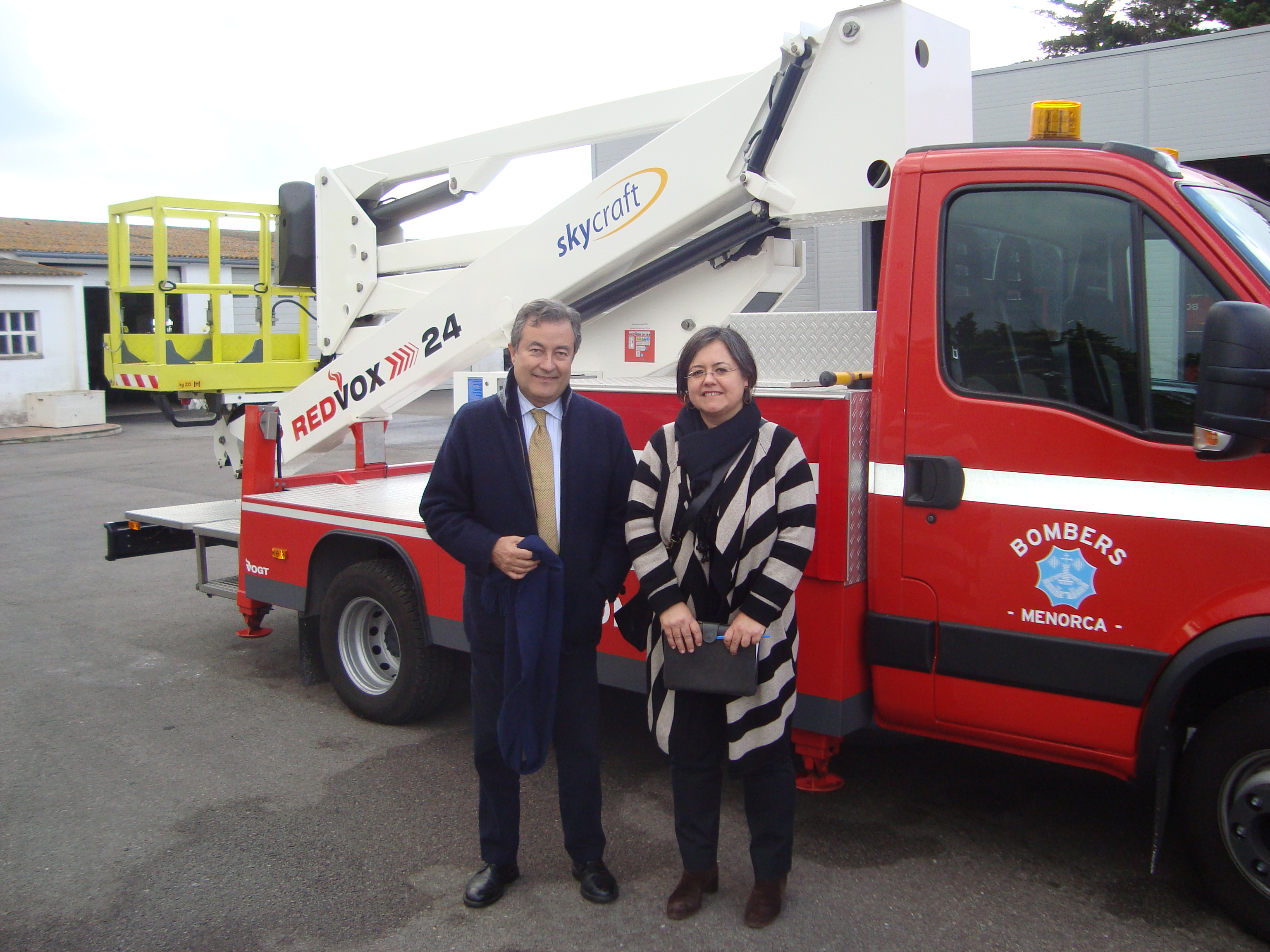 La APB entrega al Consell de Menorca un camión de bomberos para el puerto de Maó