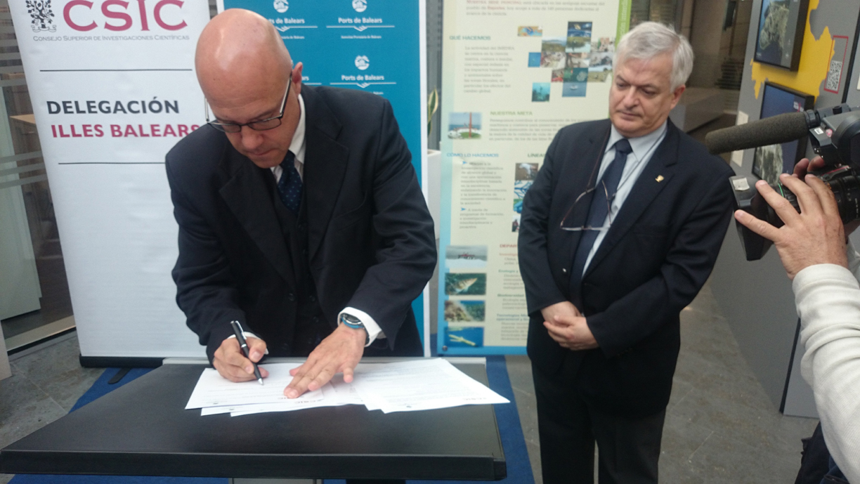 La APB y el CSIC renuevan la colaboración para el uso del faro del Cap Salines mediante un convenio