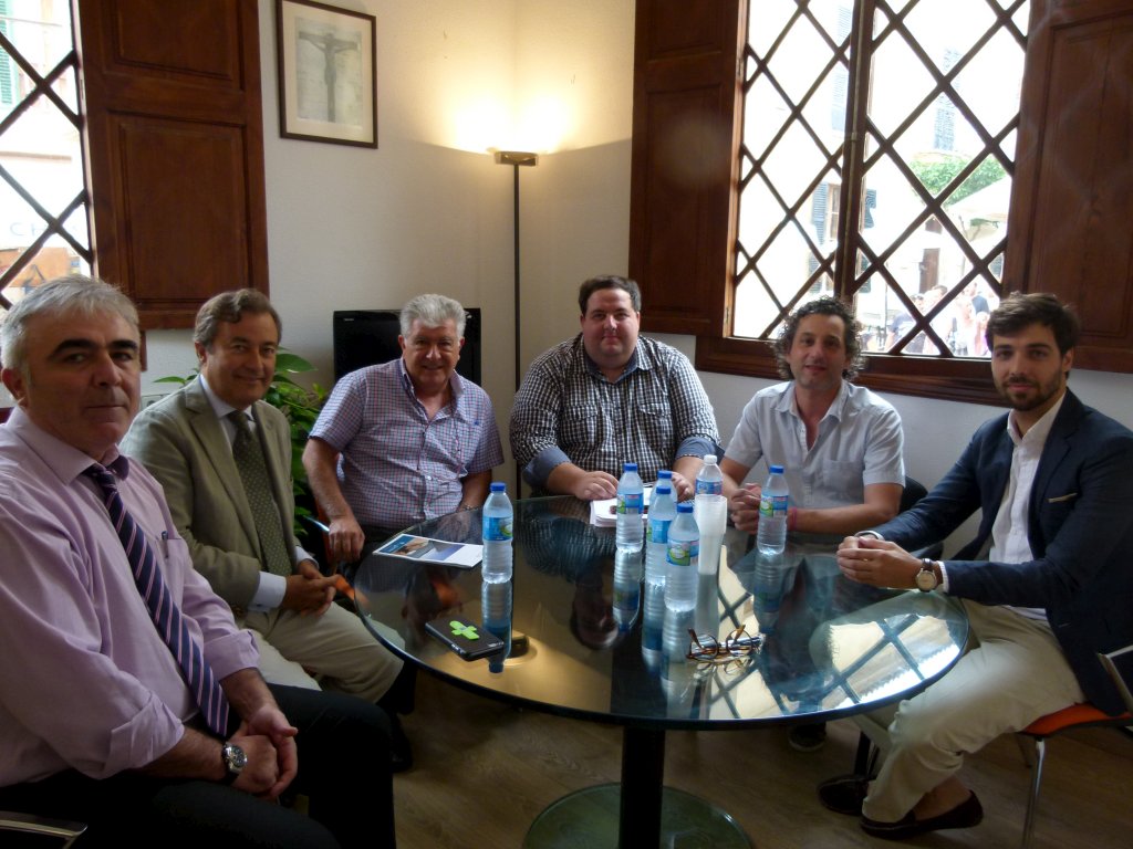 Visita del presidente de la APB, Joan Gual de Torrella, a Alcúdia
