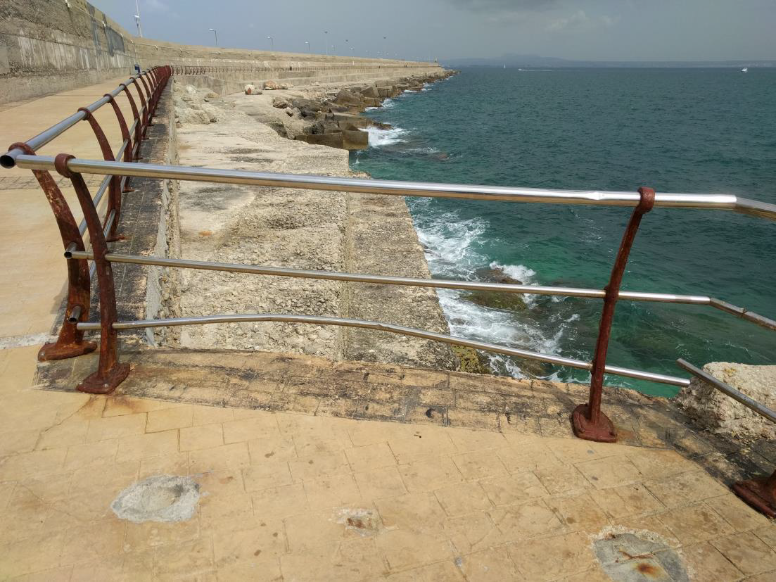 L'APB reemplaça les baranes del passeig exterior del dic de l'Oest del port de Palma