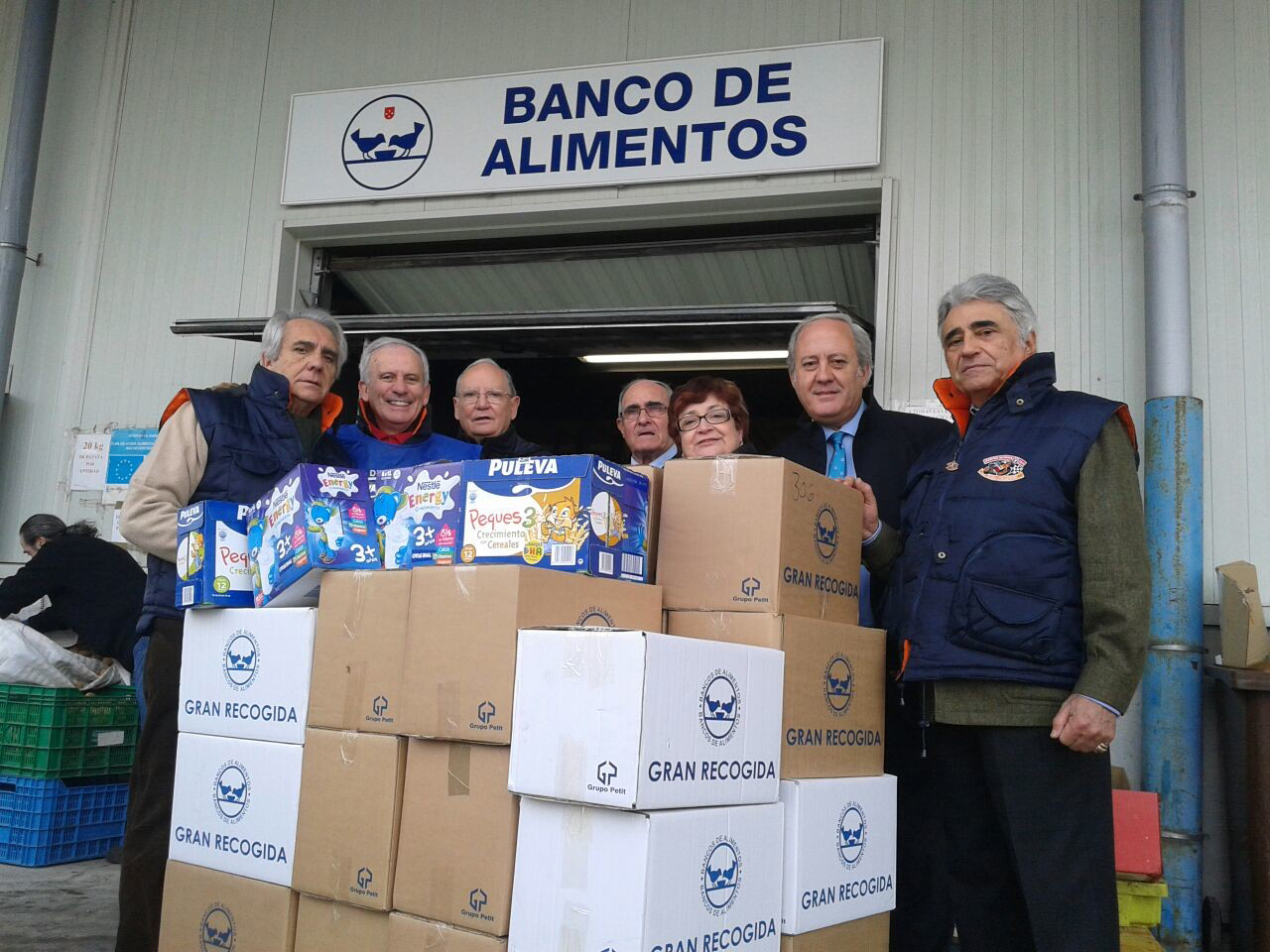 El personal de la APB recoge 300 kilos de comida para el Banco de Alimentos
