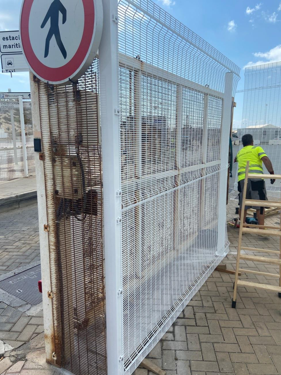 Die APB verstärkt die Sicherheit des Kontrollbereichs des Hafens von Eivissa durch neue Zäune und Zugangstüren