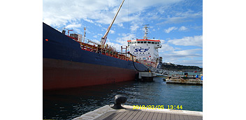 Primera descarga de combustible en la Base Naval del puerto de Maó