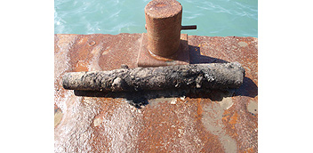 Hallado un cañón de la Edad Moderna en las obras de dragado del Botafoc en el puerto de  Eivissa