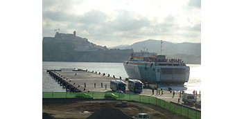 Èxit en el primer atracament d´un vaixell al pantalà nord dels molls del Botafoc del port d´Eivissa