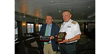 Entrega de metopa al MV Voyager en el puerto de Palma