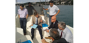 Alberto Pons visita el port de Maó