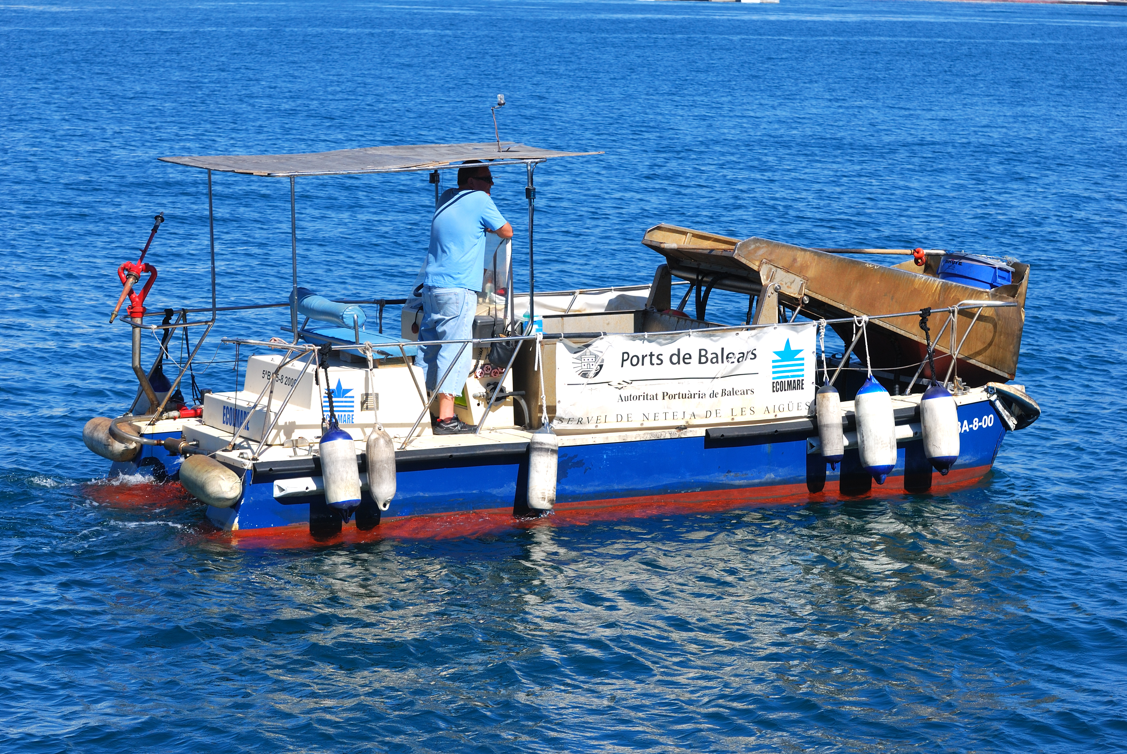 La APB ha recogido en el último año 185 m³ de residuos en el puerto de Palma