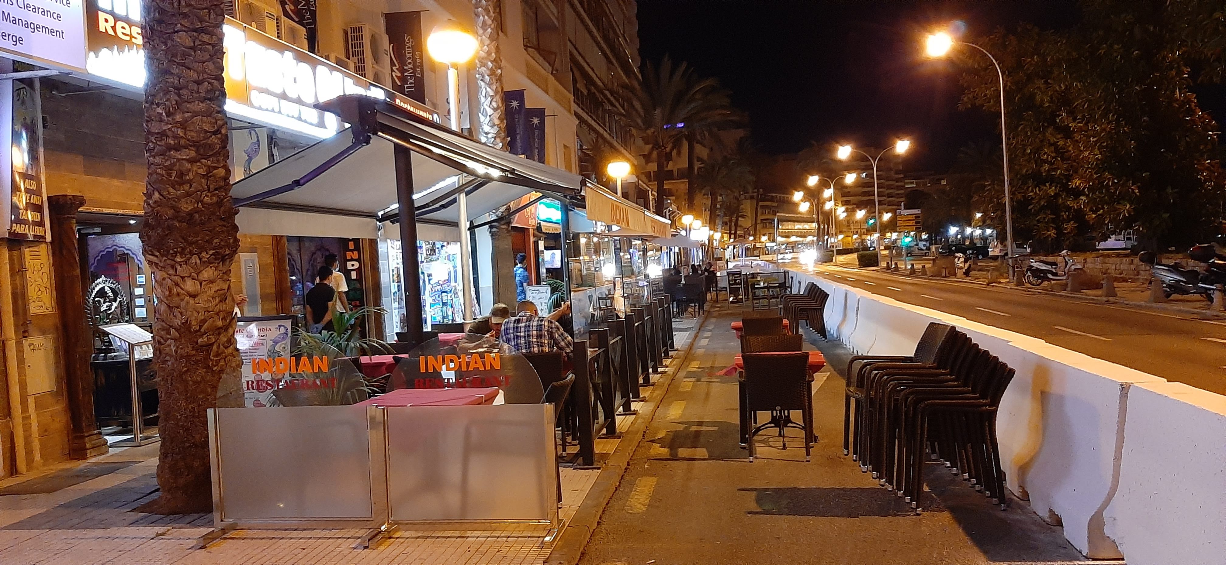Die APB erinnert die Besitzer der Sitzterrassen an der Strandpromenade von Palma an die Einhaltung der Schließzeiten