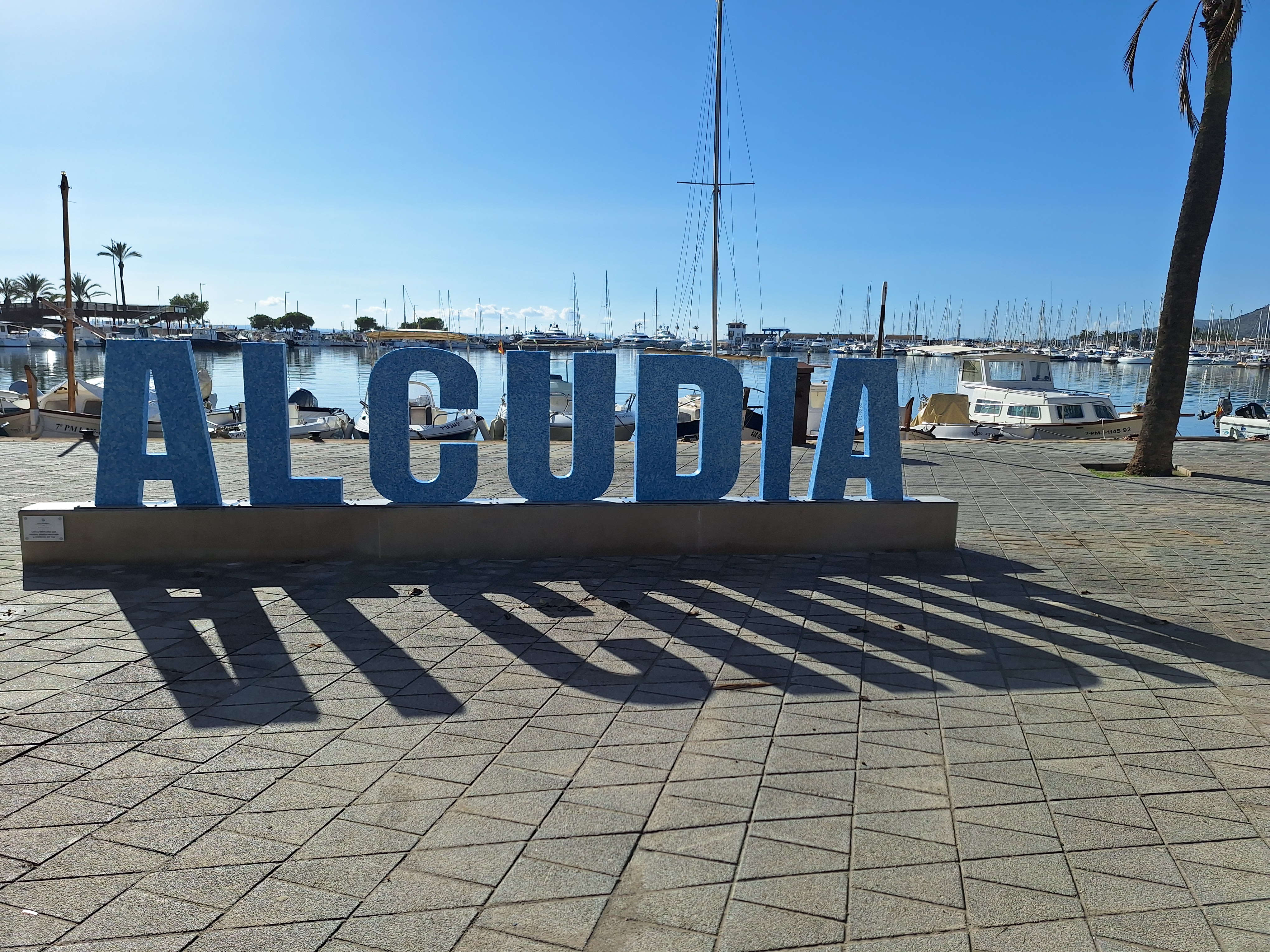 El paseo Marítimo de Alcúdia estrena nuevas letras hechas de material reciclado