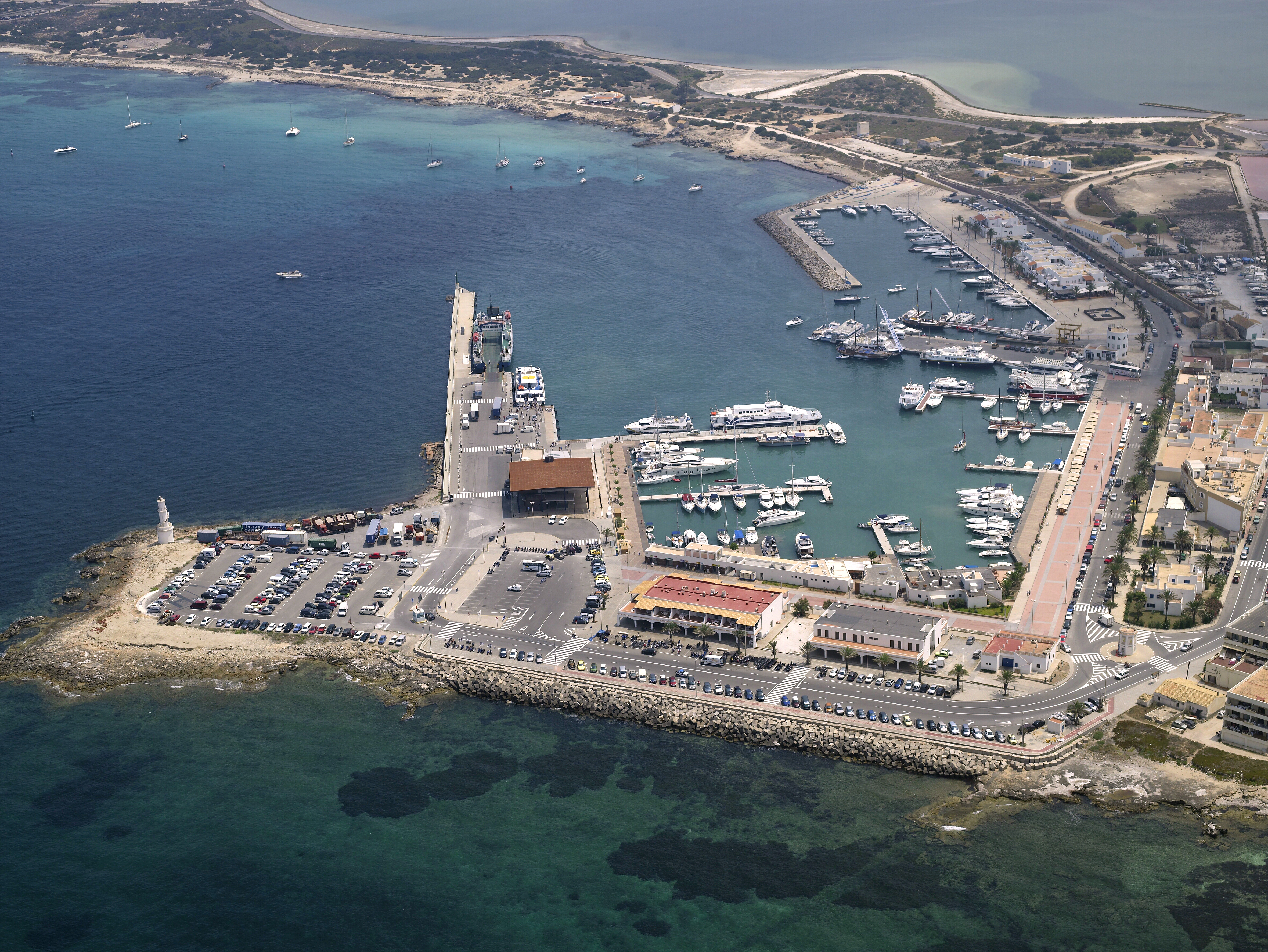 El puerto de la Savina dará servicio a los cruceros que decidan fondear fuera de la posidonia