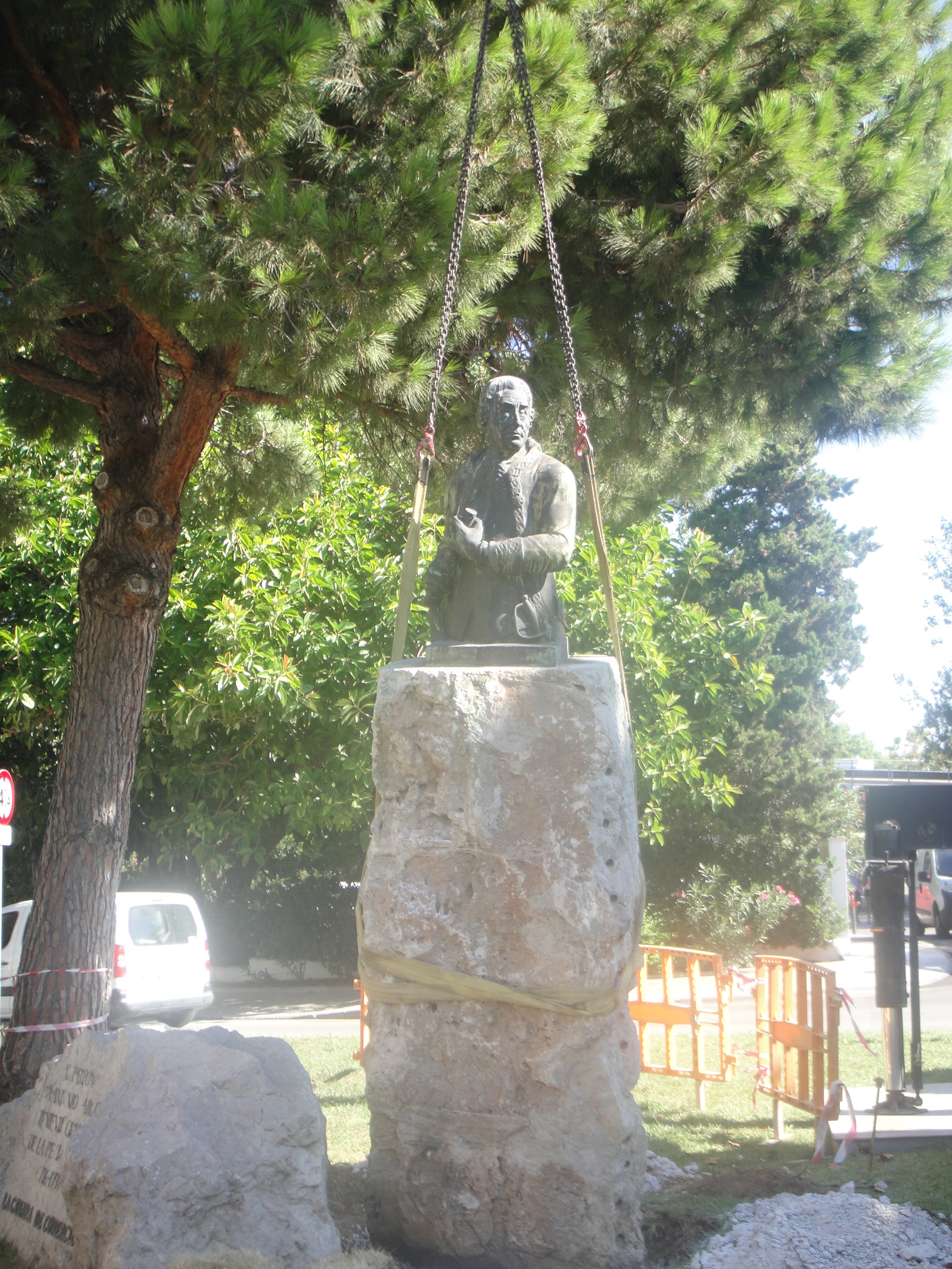 APB hands over bust of Lieutenant General Antonio Barceló to Santa Creu parish church to mark third centenary of his birth