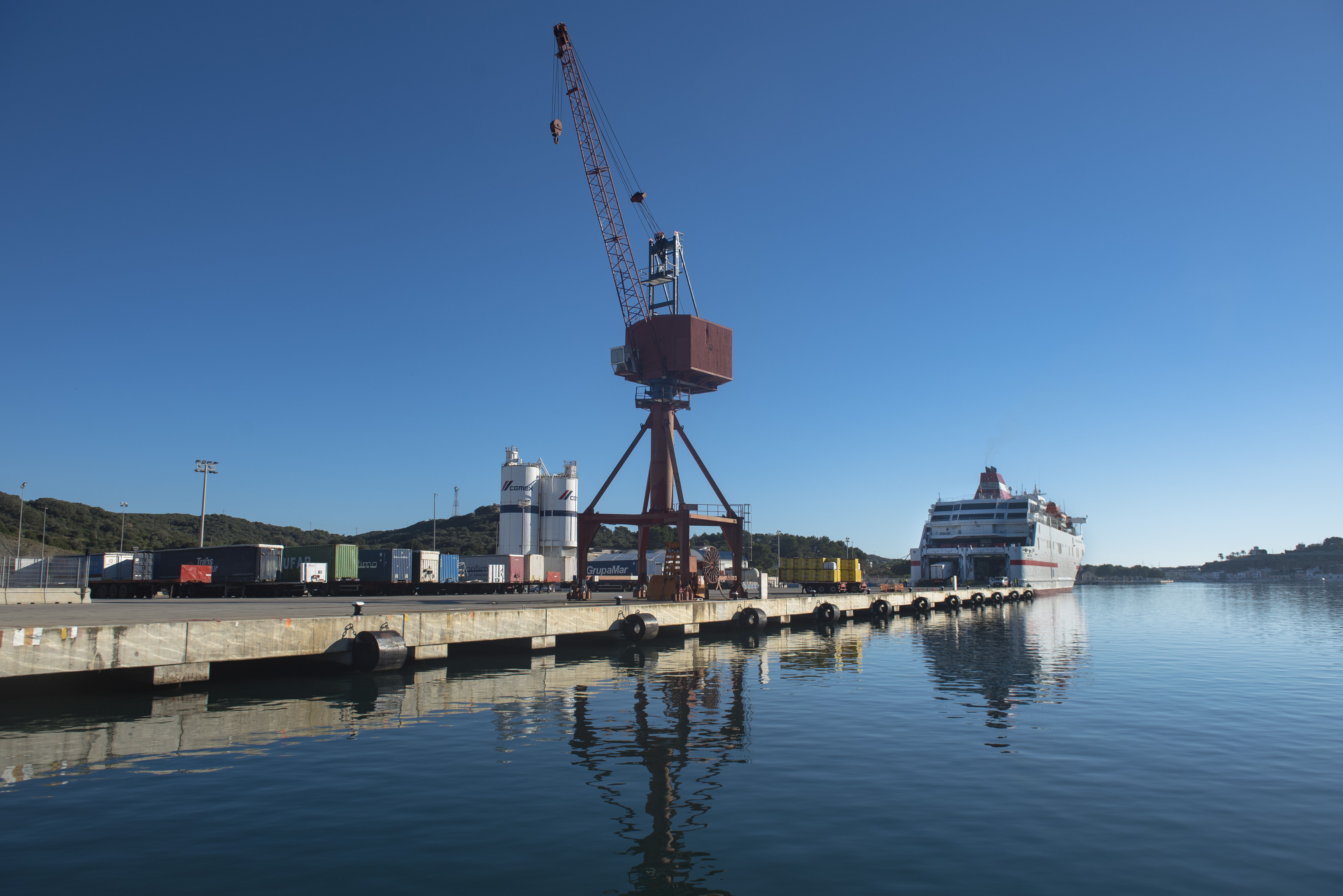 EL PORT DE MAÓ INSTAL·LA UN SISTEMA DE DRENATGE I UNA NOVA XARXA DE CLAVEGUERAM PER  TRACTAR LES AIGÜES PLUVIALS I RESIDUALS EN ELS MOLLS DES CÓS NOU