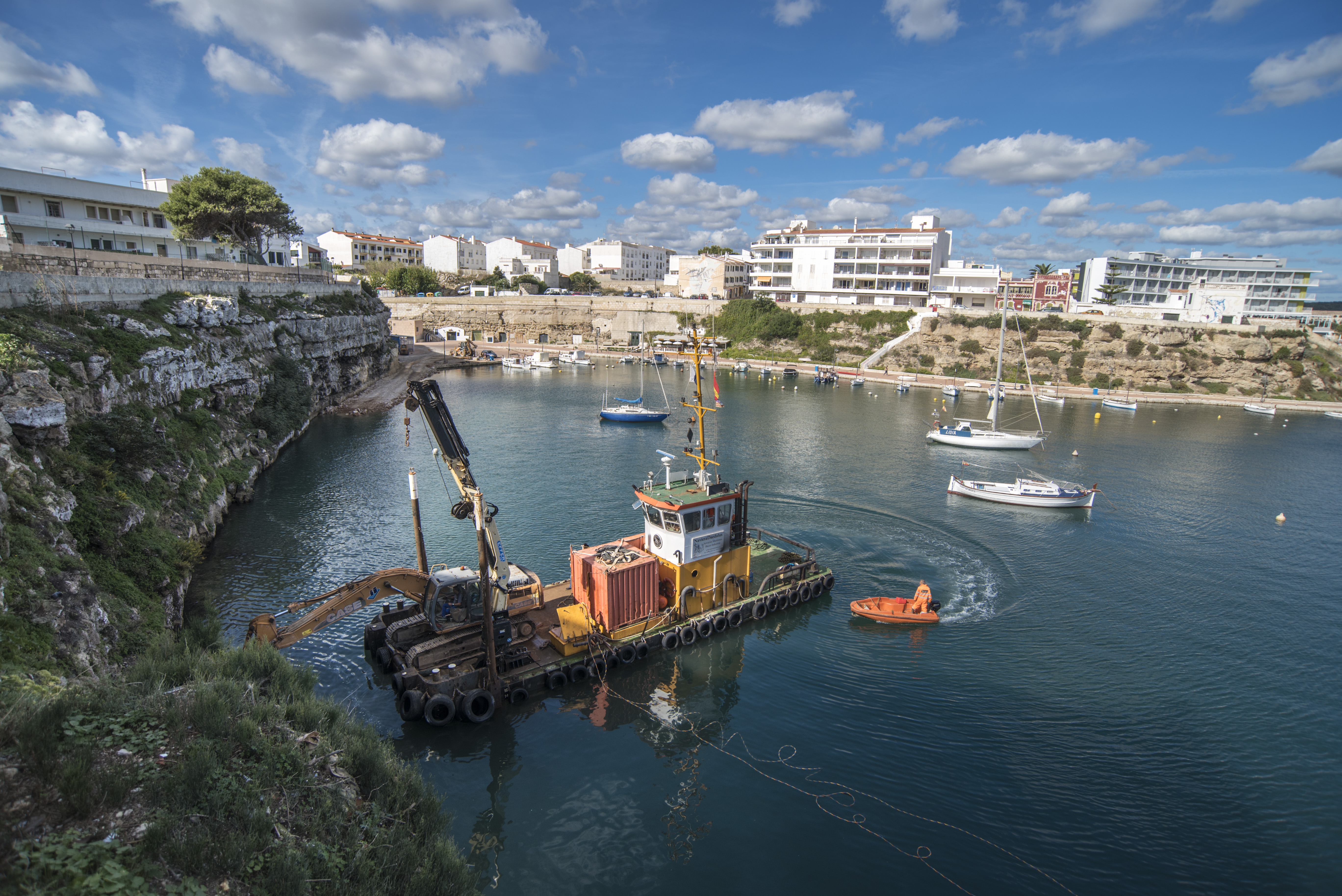 The transfer of coral colonies affected by the work on the pontoons for sports boats in Cala Corb has begun