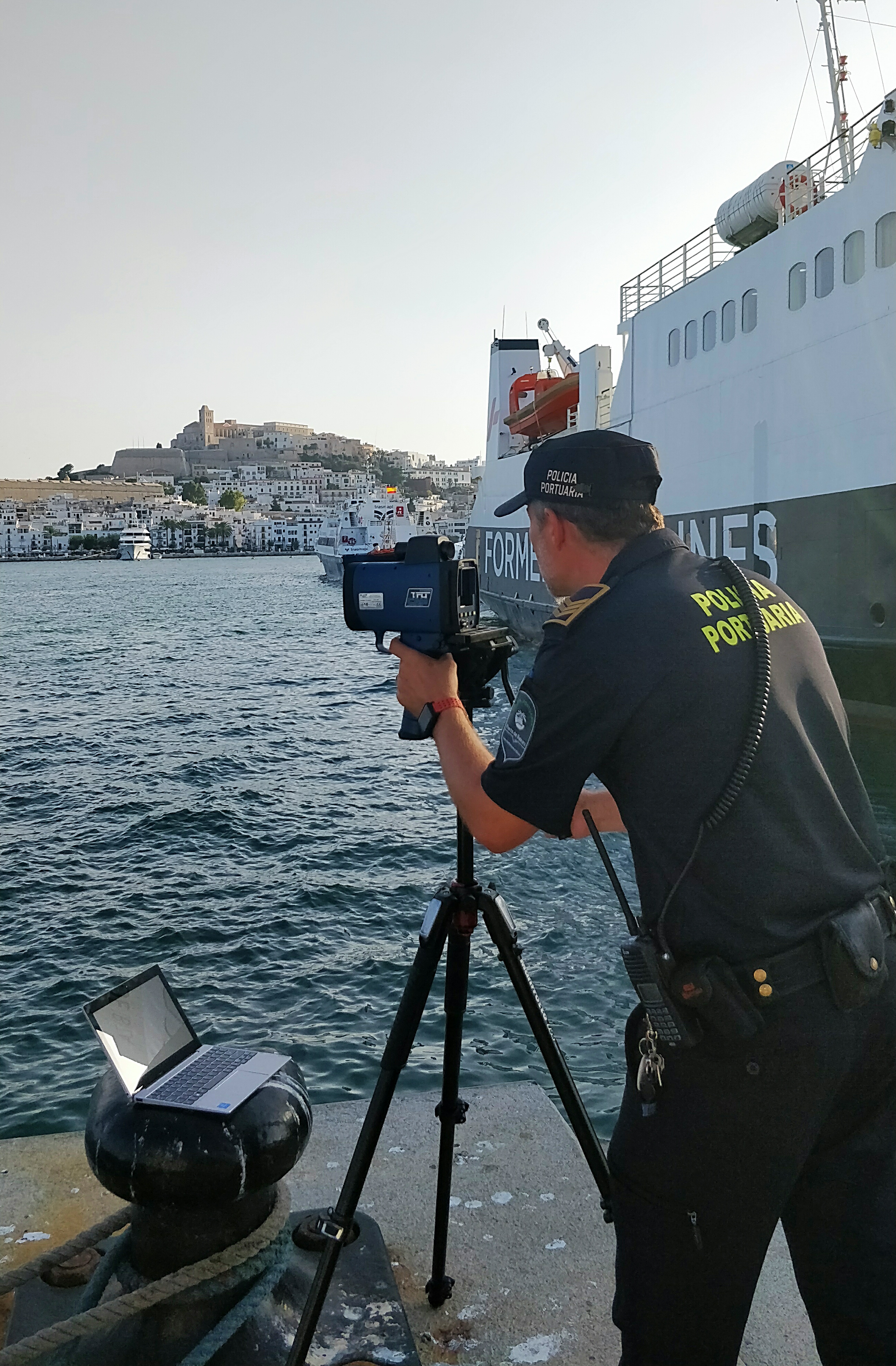 DIE APB INSTALLIERT MOBILE RADARGERÄTE FÜR WASSERFAHRZEUGE ZUR ÜBERWACHUNG DER HÖCHSTGESCHWINDIGKEITEN IN DEN HÄFEN VON IBIZA UND LA SAVINA