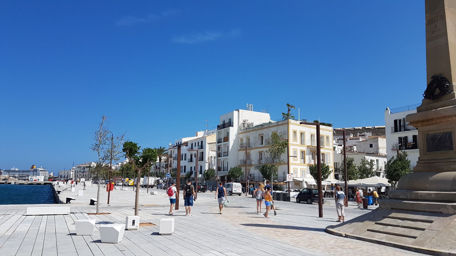 The APB acknowledges the efforts of the workers on the Es Martell and Marina works with lunch at the port of Ibiza