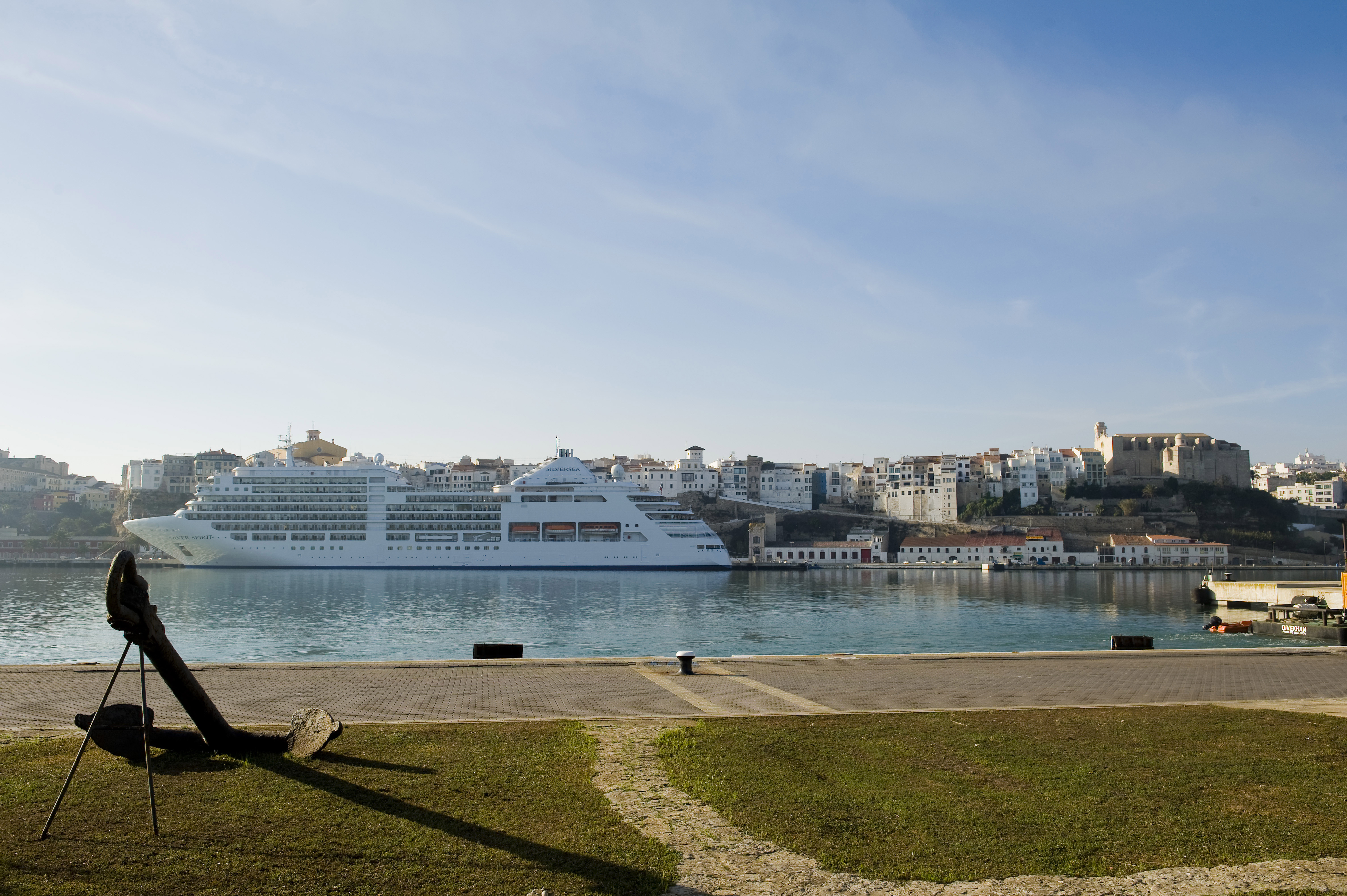 La APB y el Ayuntamiento de Maó acuerdan reducir el suministro de agua a los cruceros 