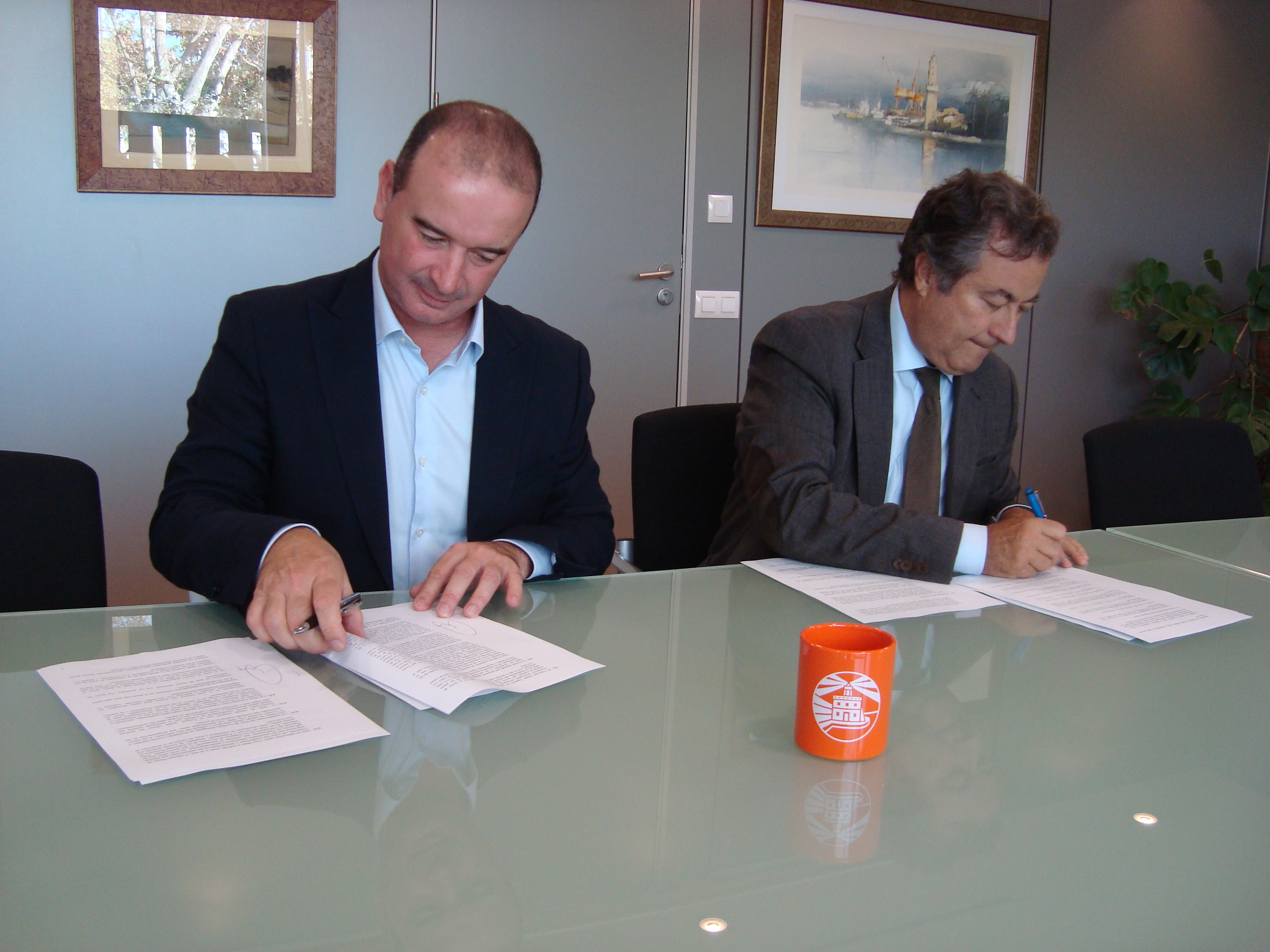La APB y el Consell Insular de Formentera firman el convenio para  la cesión del faro de la Mola para actividades culturales y museísticas