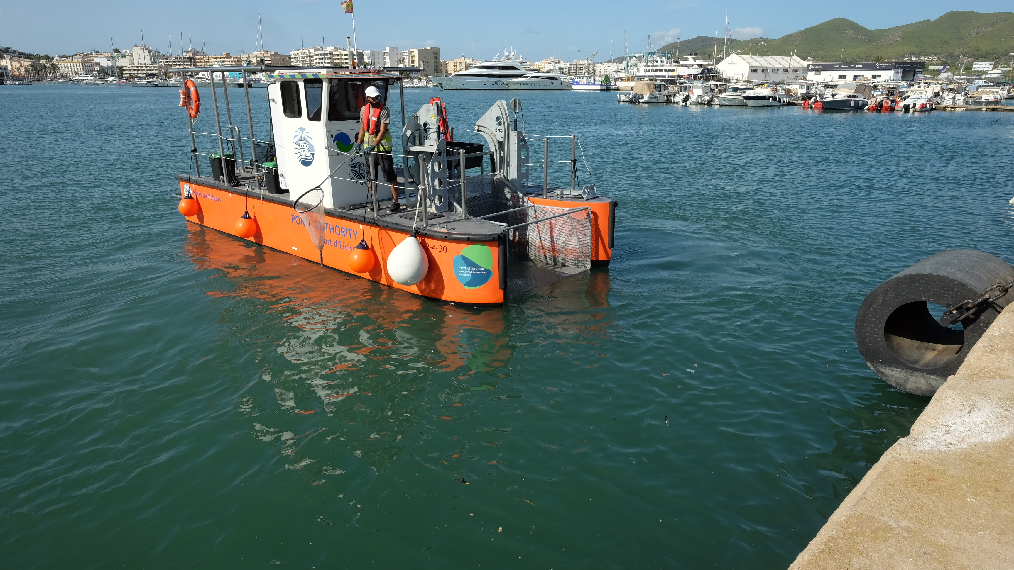 La APB retira más de 8,5 toneladas de residuos de las aguas del puerto de Eivissa en los último tres años