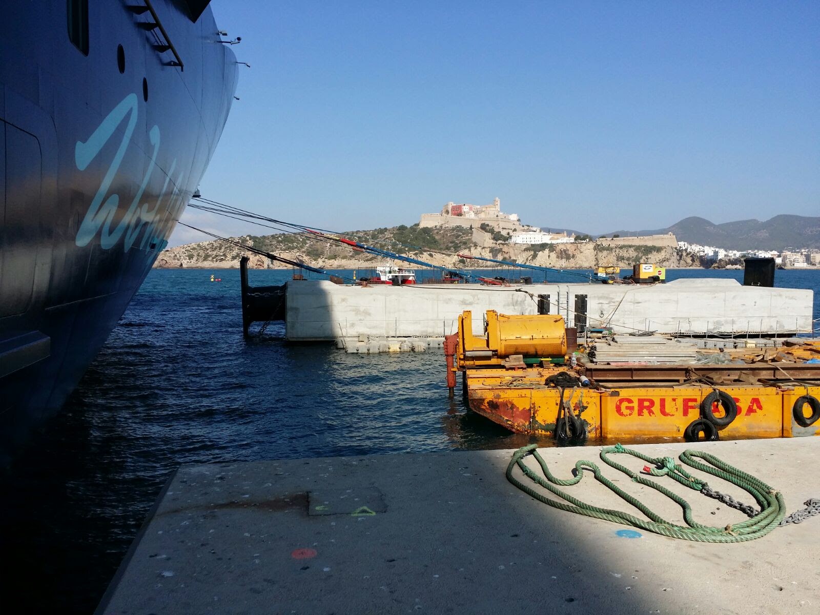 Entra en funcionamiento el primer duque de Alba del muelle del Botafoc 