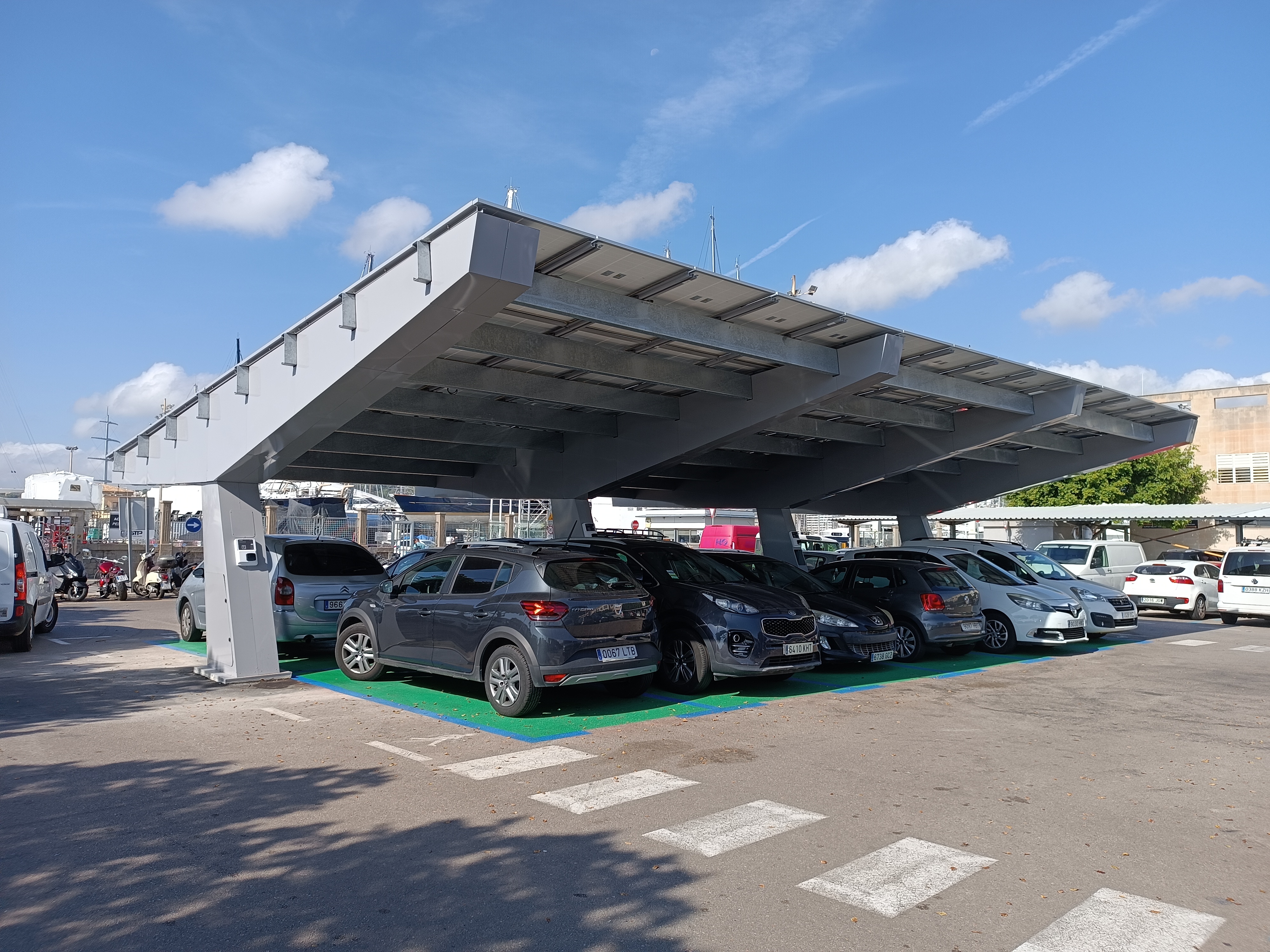 Die APB fördert die Elektromobilität in ihren Häfen mit neuen photovoltaischen Schutzdächern und Ladestationen