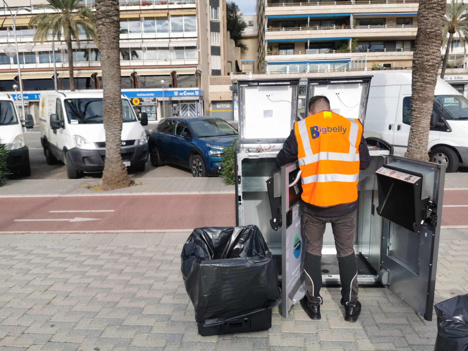 El port de Palma col•loca 12 papereres compactadores solars al port de Palma en un programa pilot de millora ambiental