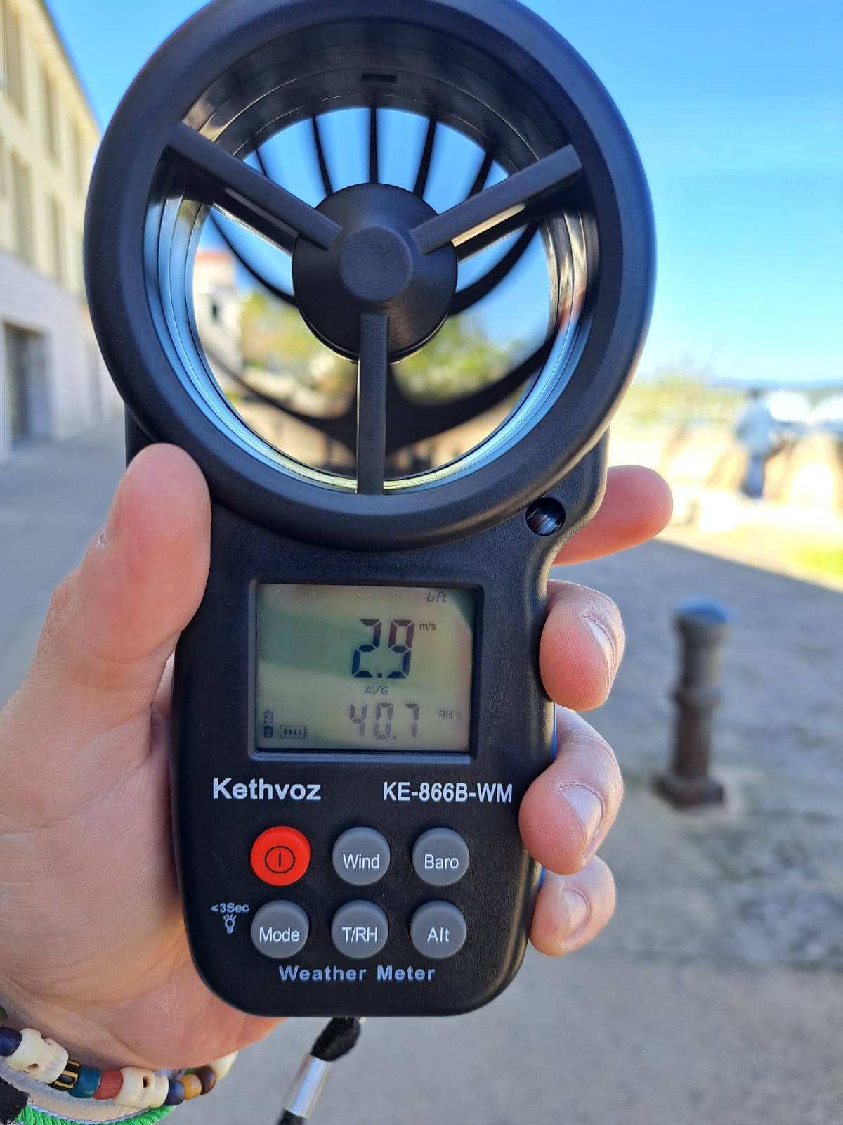 La APB realiza mediciones acústicas en el puerto de Maó durante la estancia del Ciudad de Granada