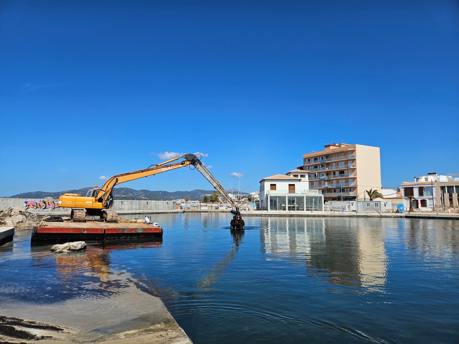 La APB empieza la limpieza del fondo marino de la dársena del Molinar en el puerto de Palma