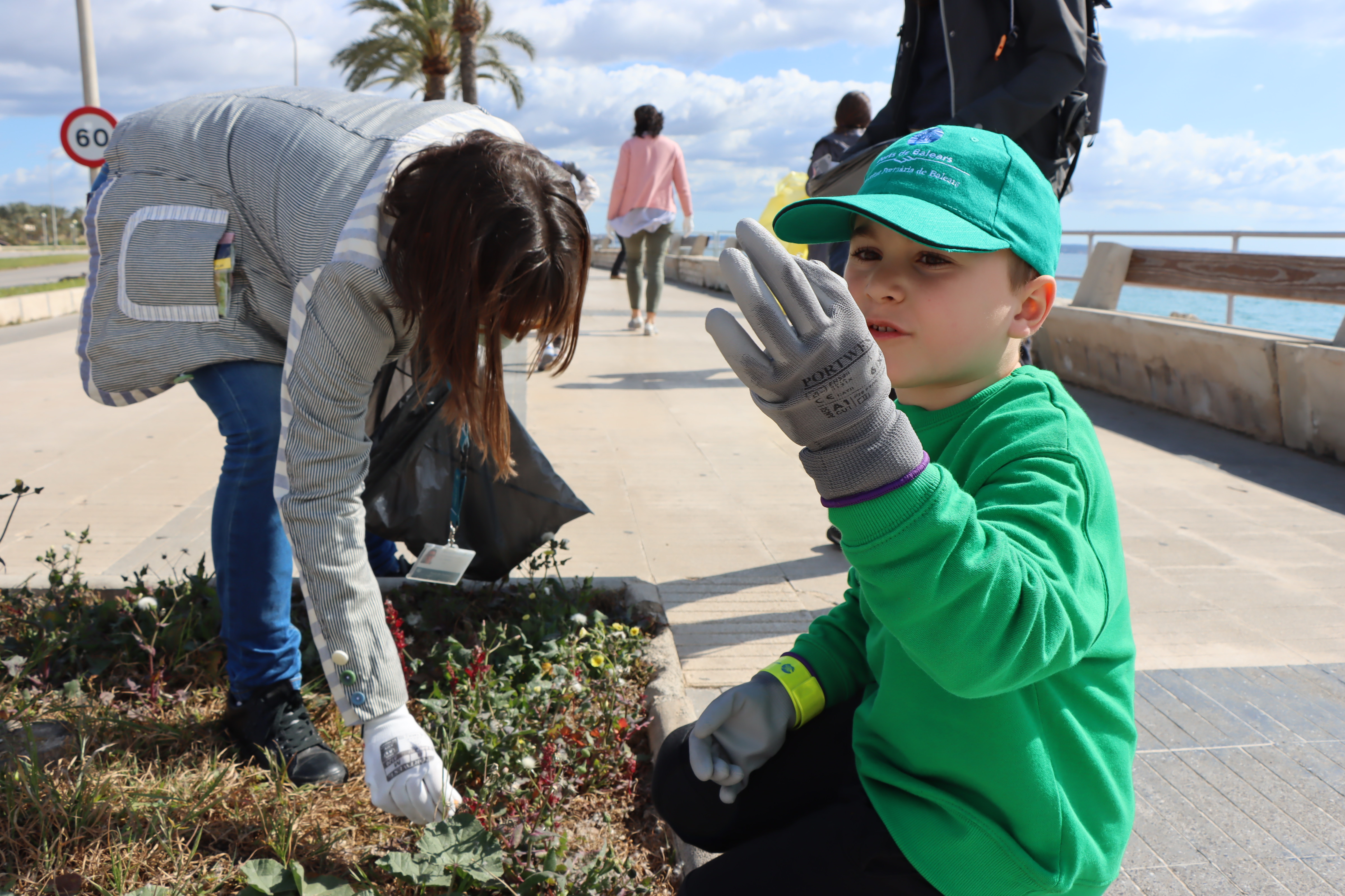 Personal de l'APB i les seves famílies participen a la recollida de residus plàstics a la platja de Can Pere Antoni de Palma