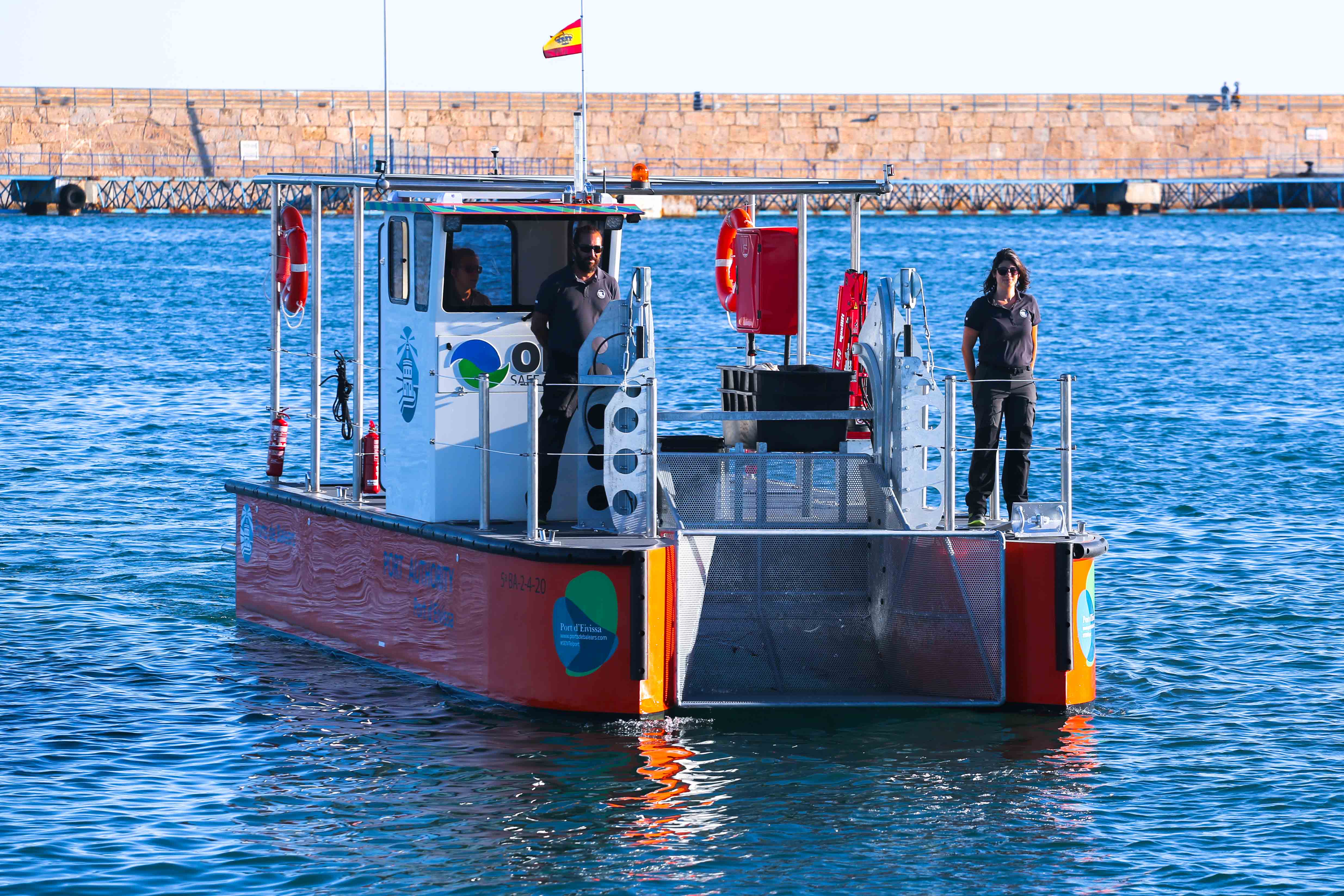LA APB PRESENTA EL PIONERO DISPOSITIVO DE RECOGIDA DE RESIDUOS MARINOS DE LOS PUERTOS DE EIVISSA Y LA SAVINA