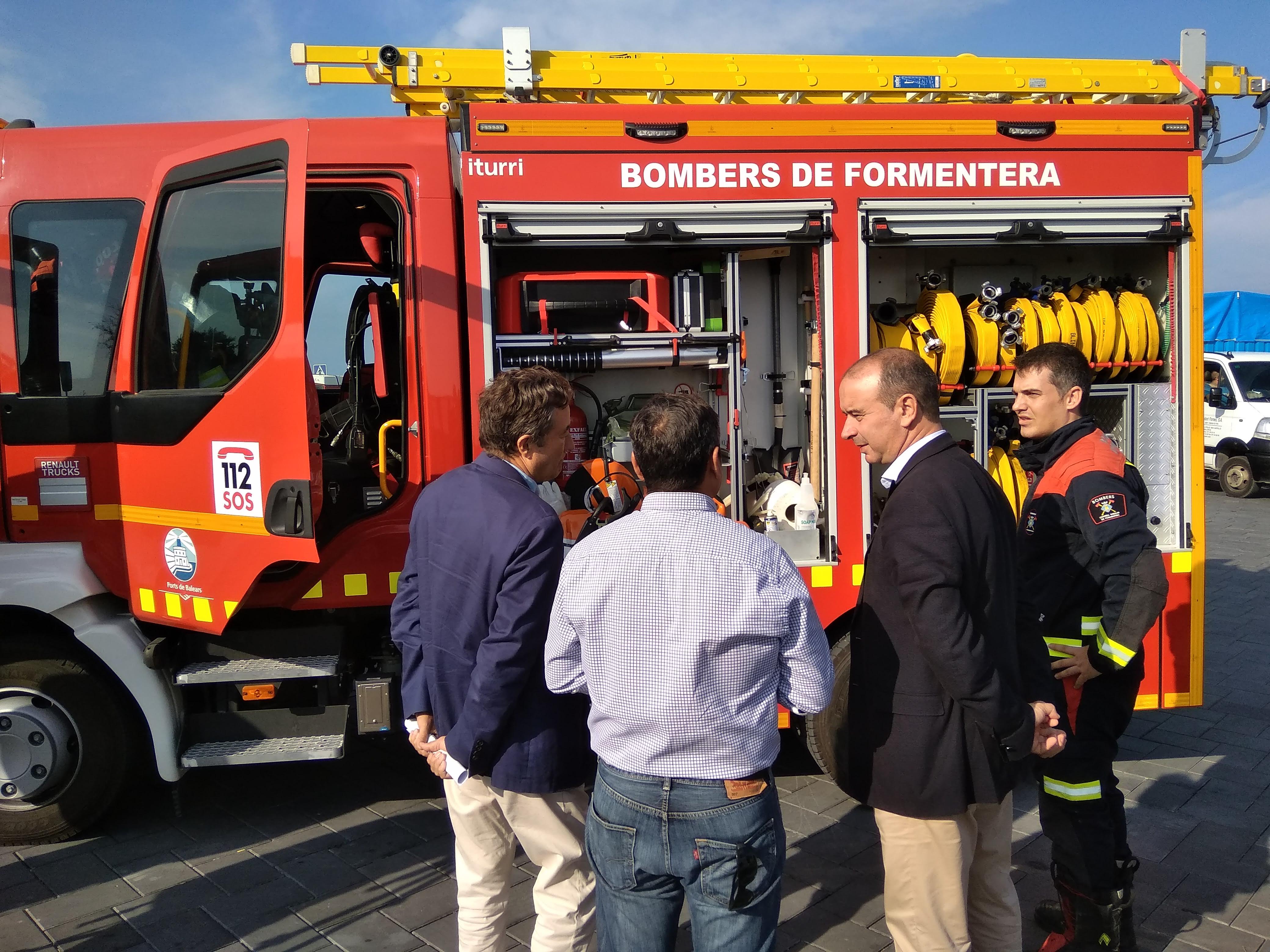 Principio de acuerdo con el Consell de Formentera para actualizar el convenio de bomberos del puerto de la Savina