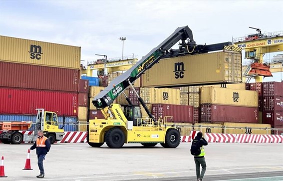 El Puerto de Valencia prueba con éxito la primera apiladora de hidrógeno