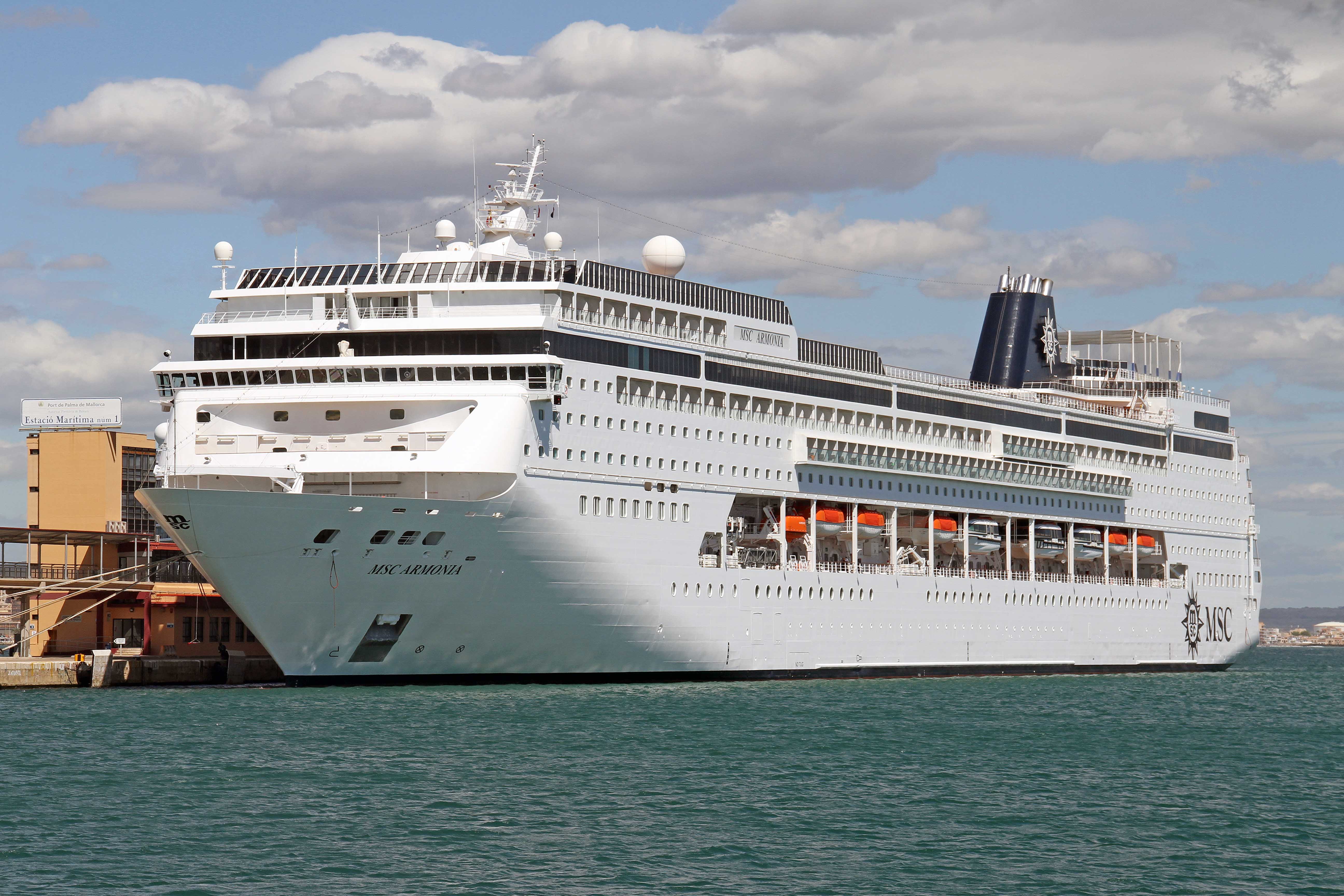 Im April kommt das größte Kreuzfahrtschiff in den Hafen von Maó, das jemals dort vor Anker ging.