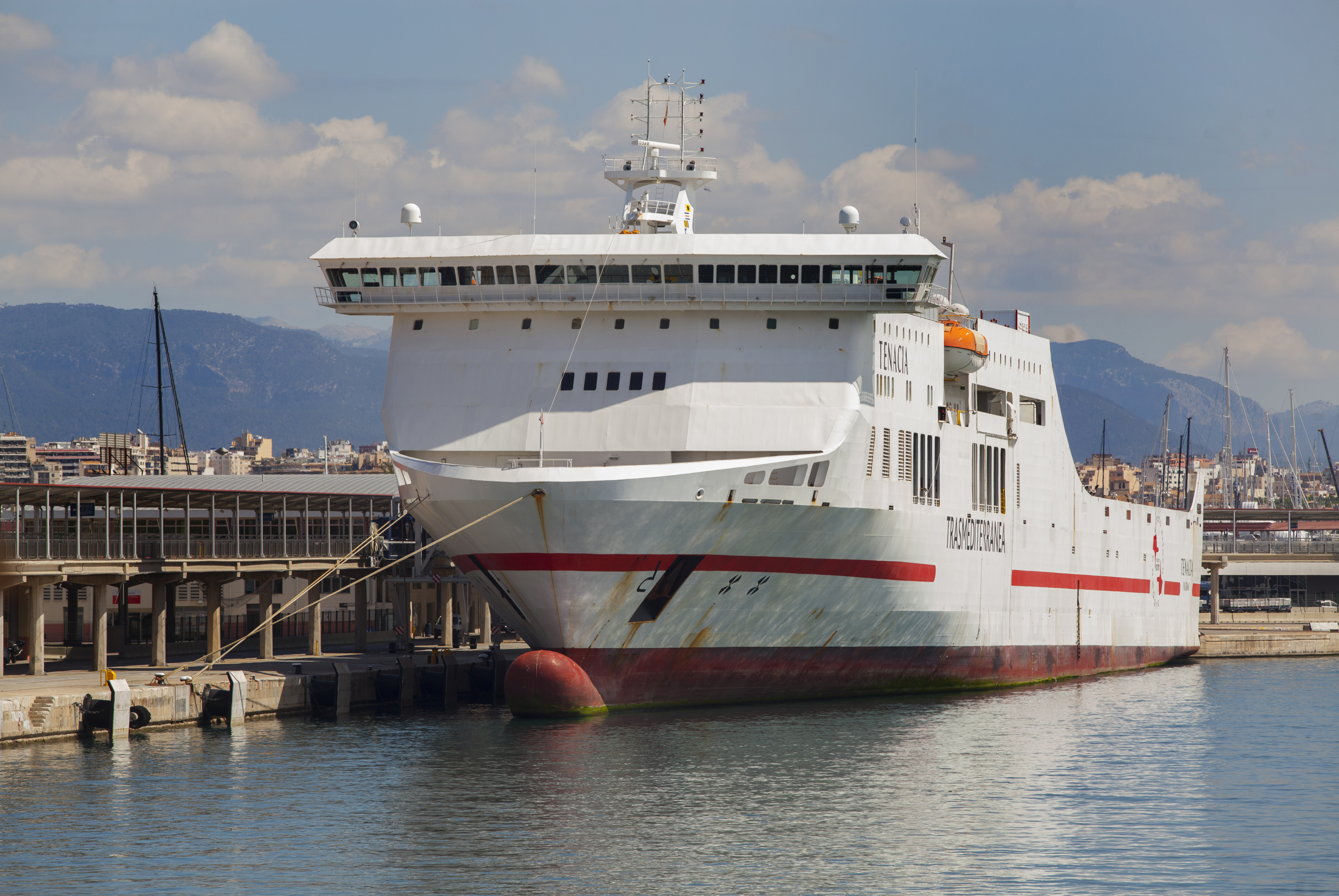 El port de Palma licita el primer projecte de connexió elèctrica de mitja tensió a terra per a ferris d'Espanya