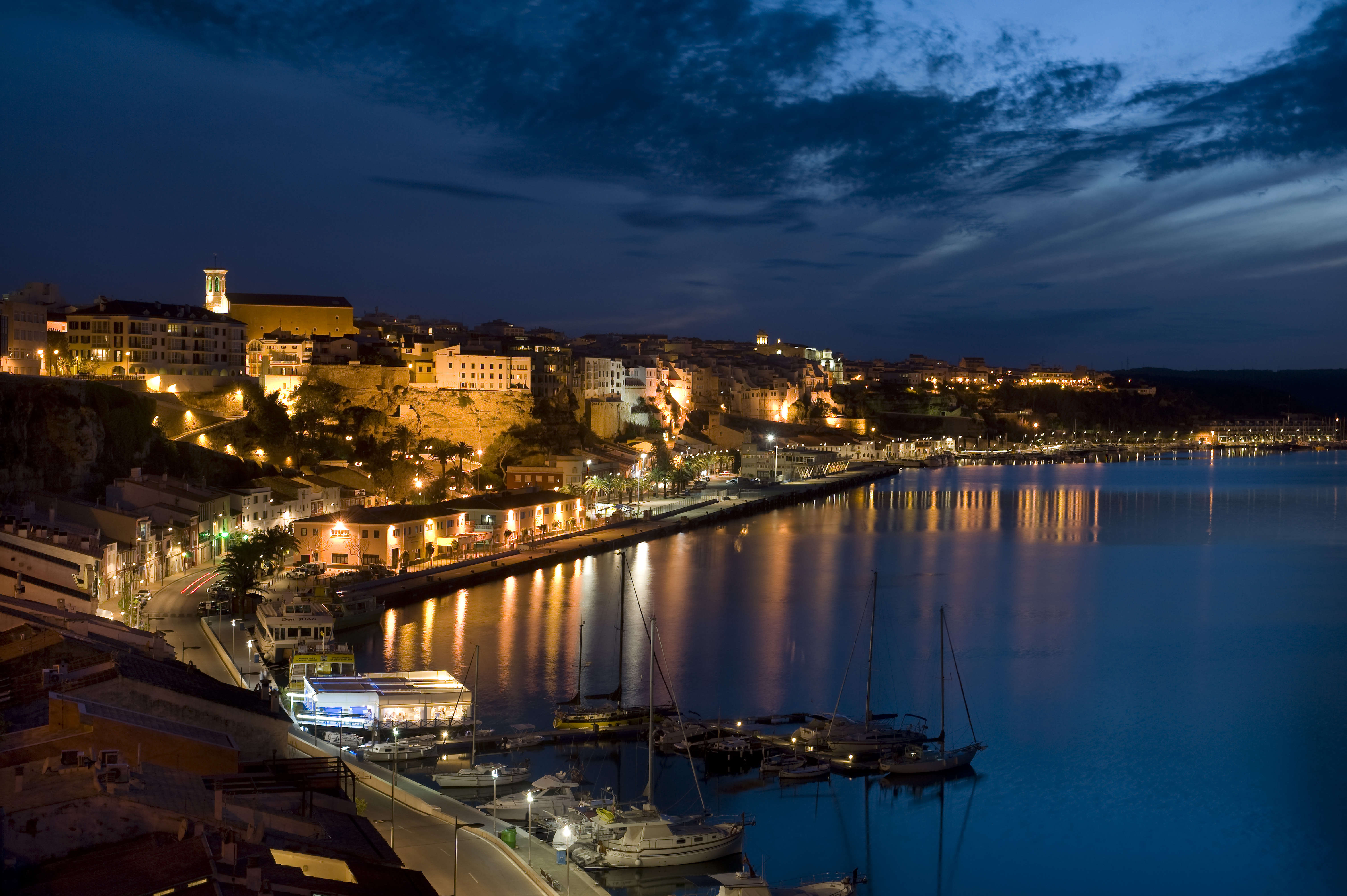 La millora de l'eficiència energètica de l'enllumenat del port de Maó, cofinançada en part per fons FEDER, permetrà estalviar més d'un 60% d'energia